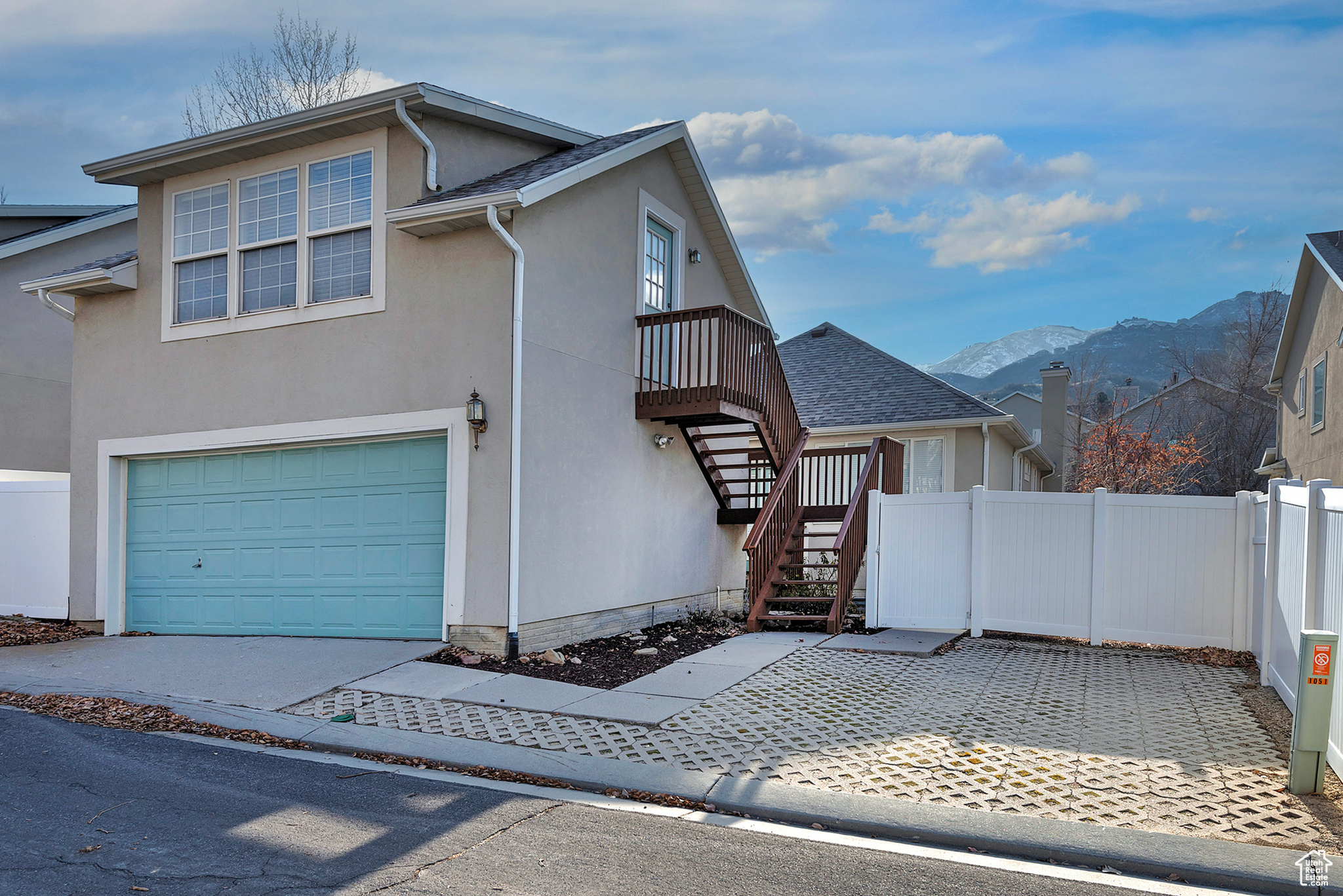 1057 E STRAW HAT LN