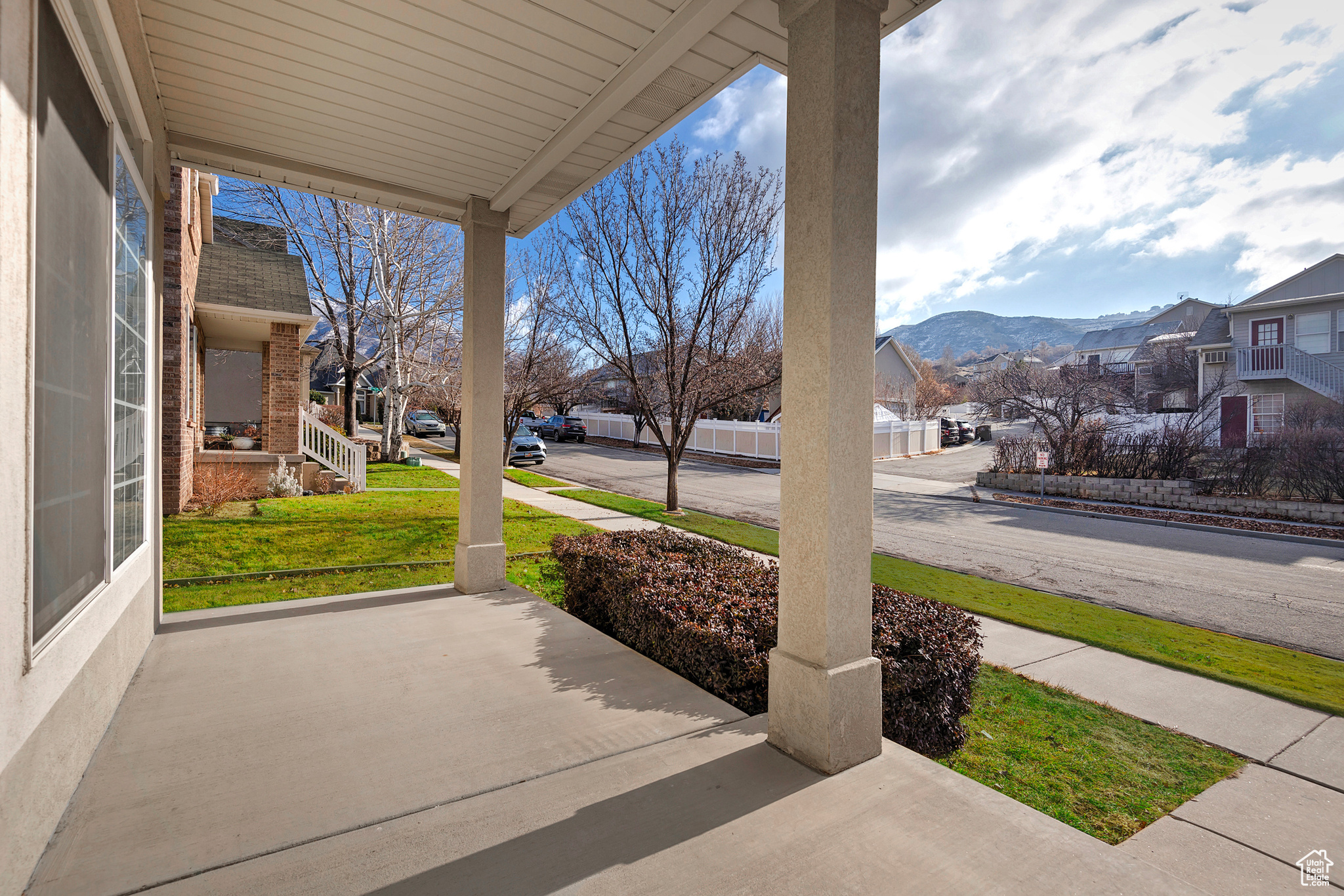 1057 E STRAW HAT LN