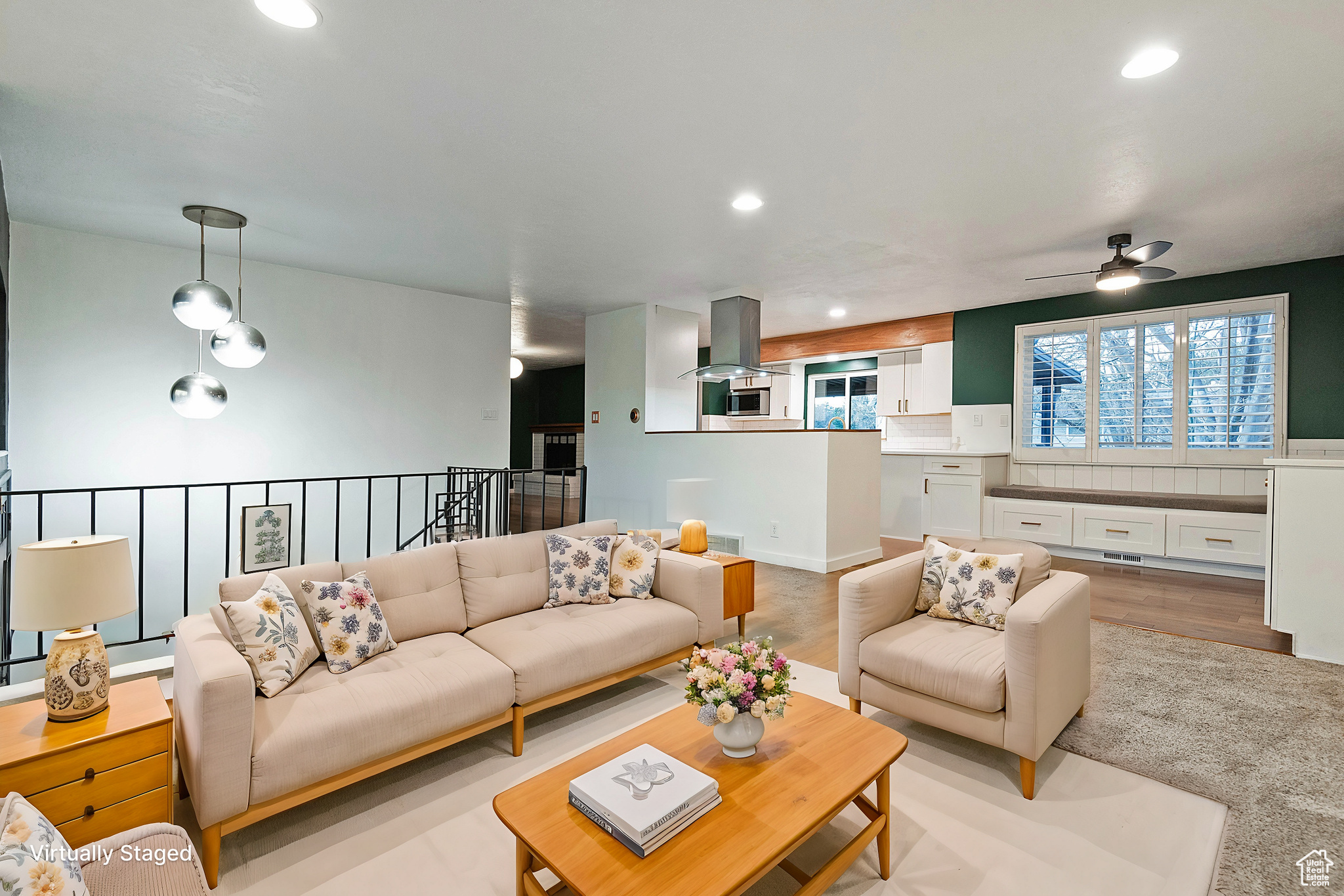 791 E PONTIAC DR