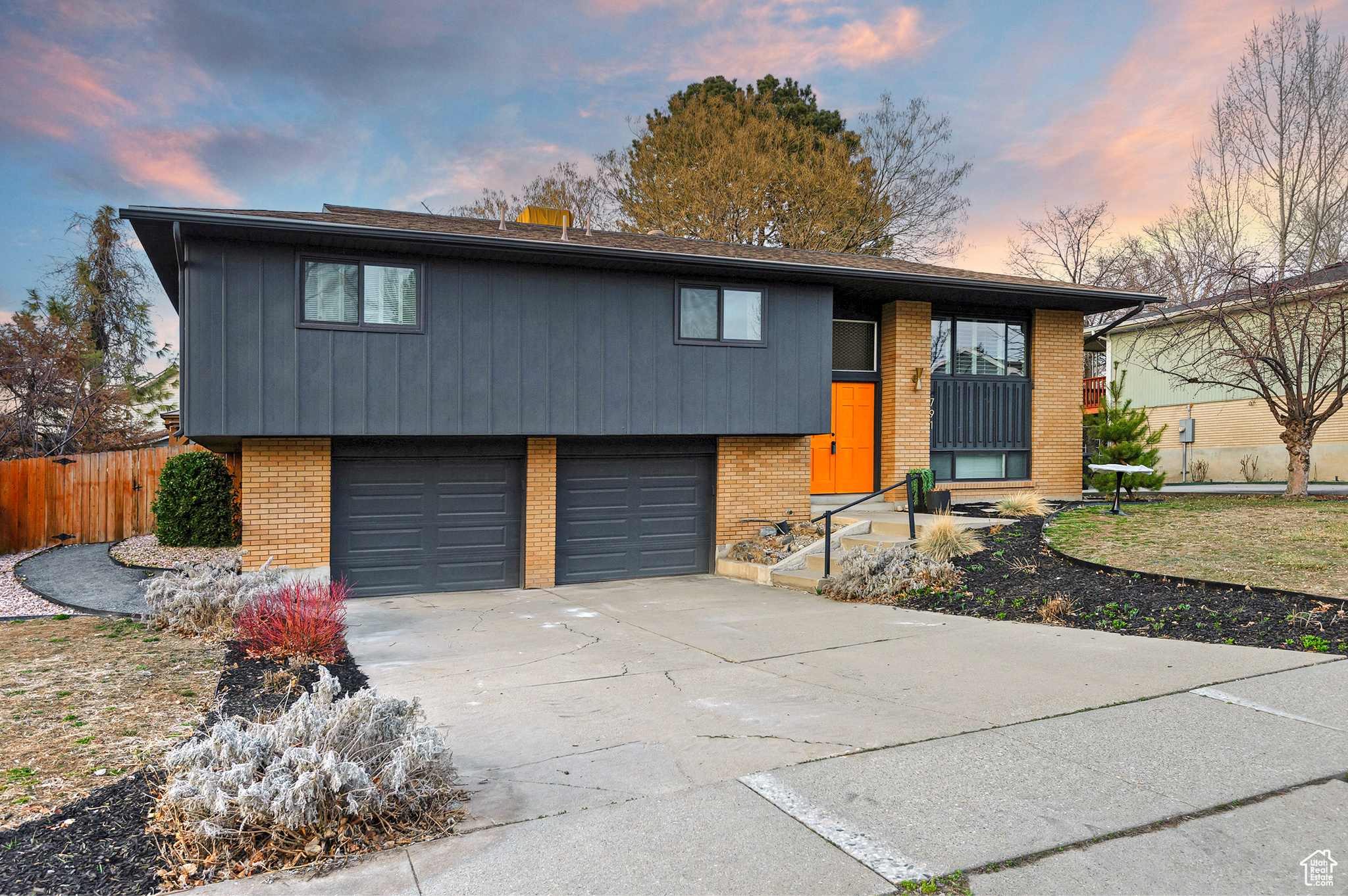 791 E PONTIAC DR