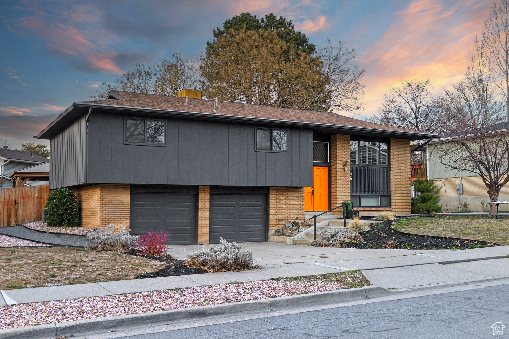 791 E PONTIAC DR