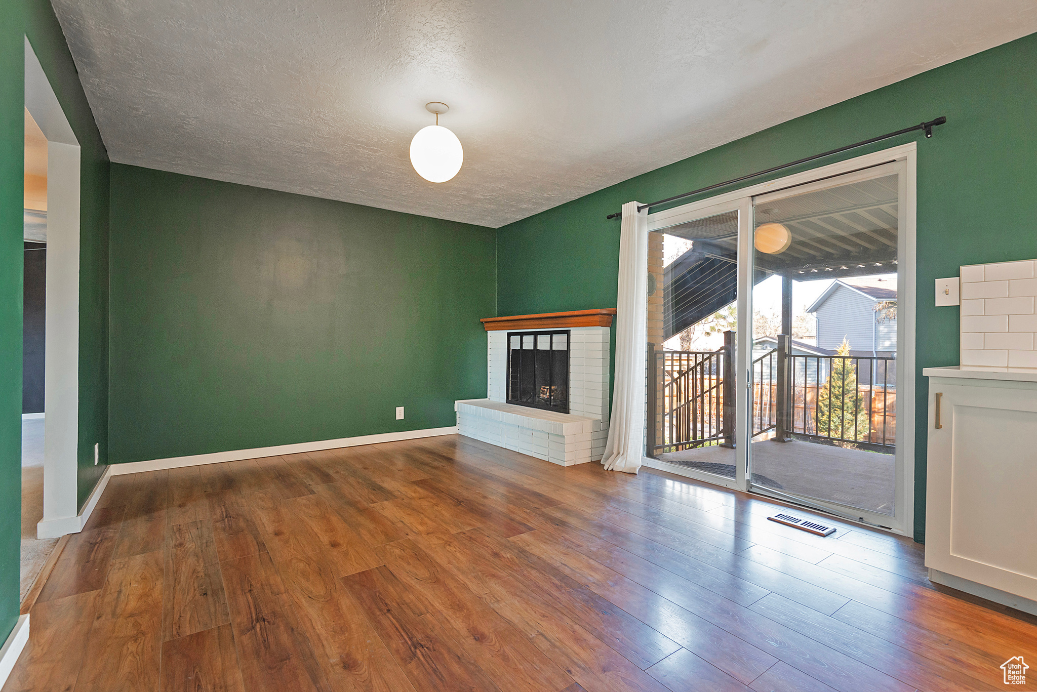 791 E PONTIAC DR