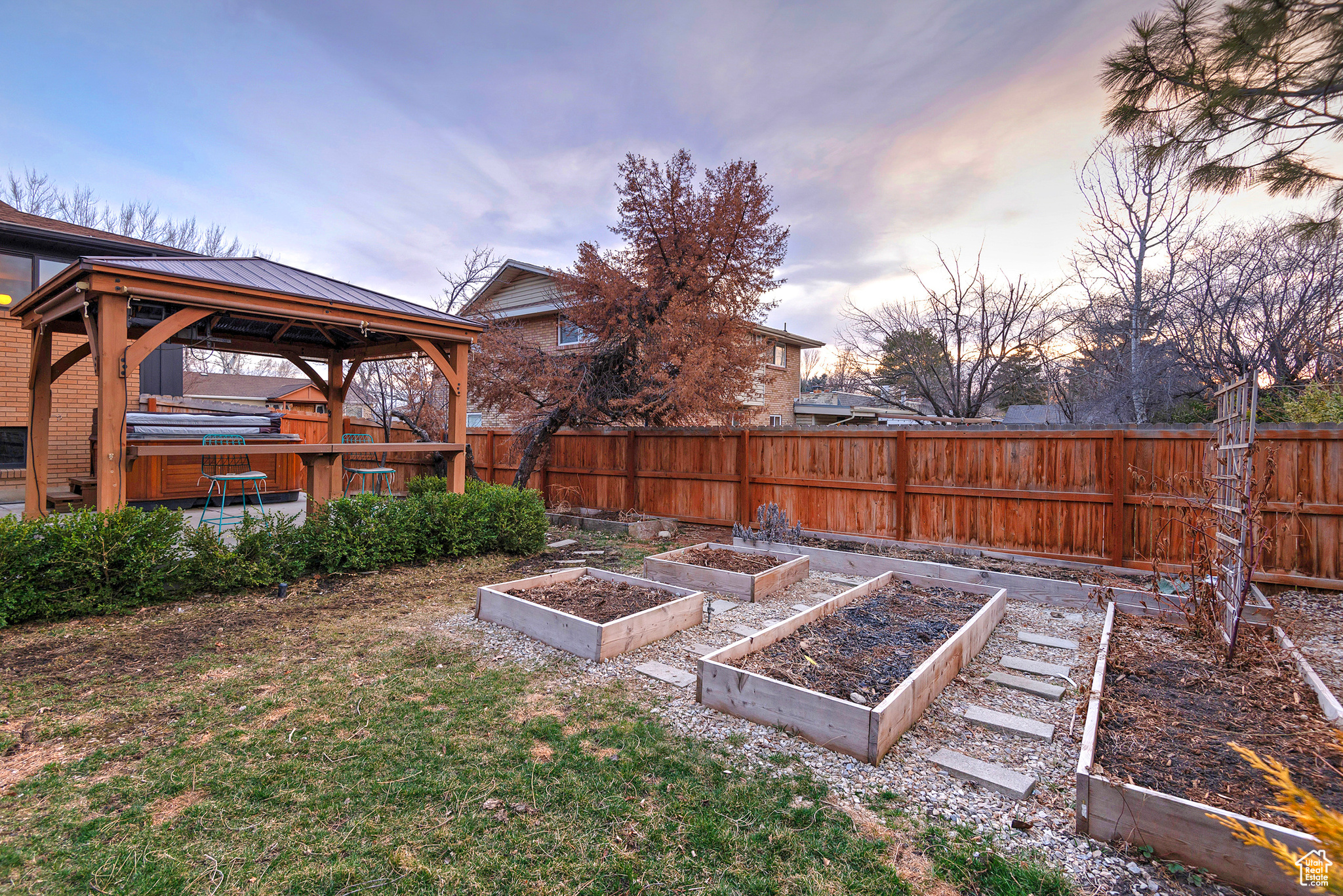 791 E PONTIAC DR