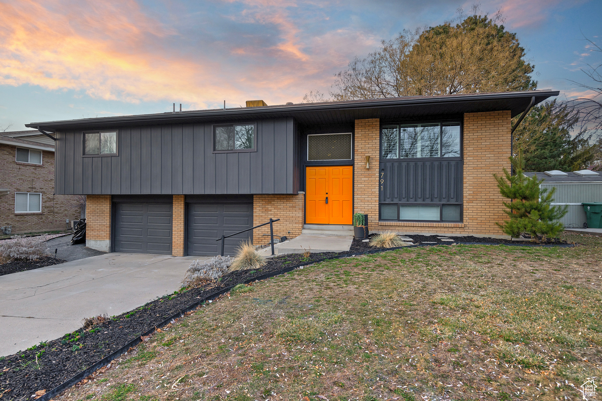 791 E PONTIAC DR