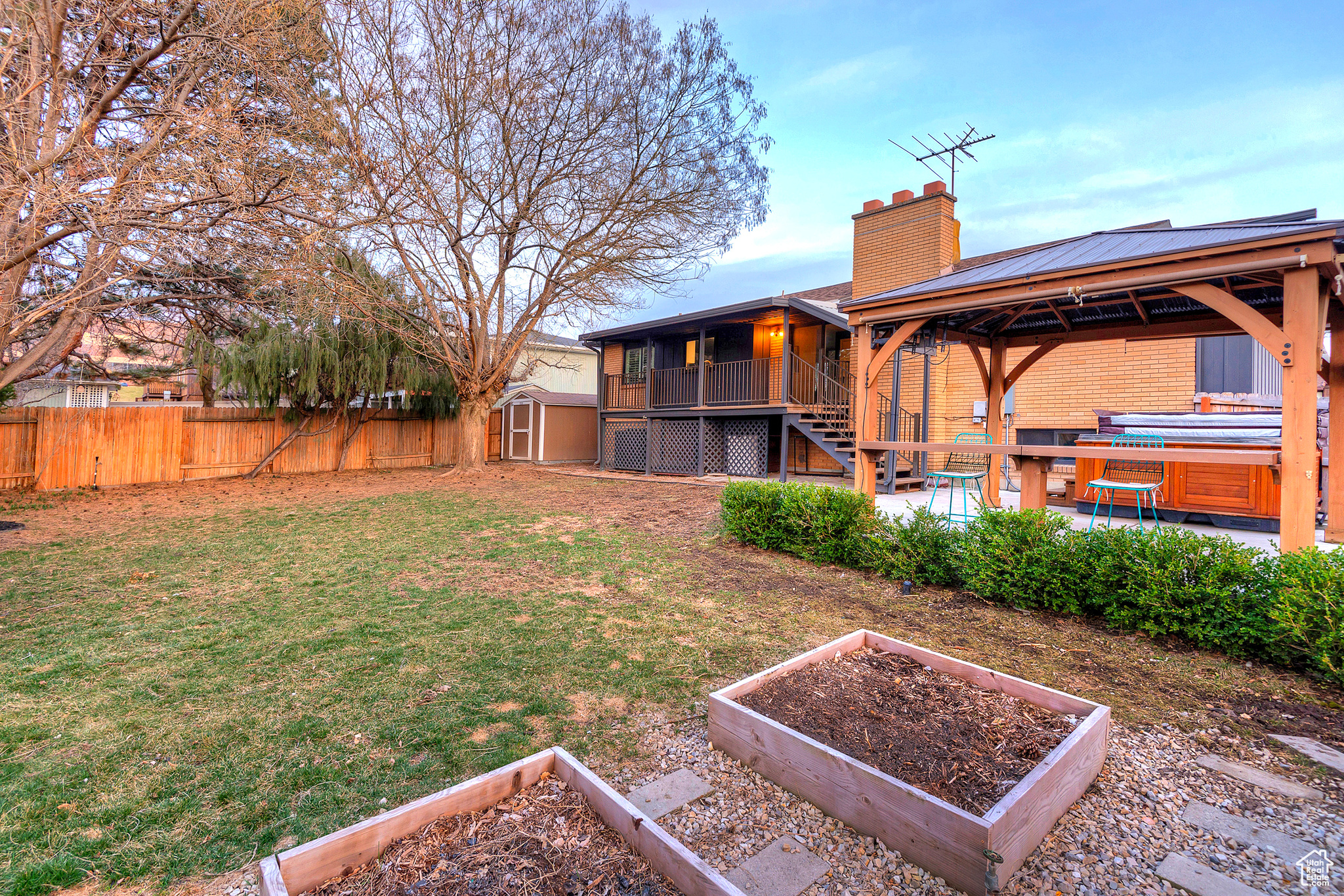 791 E PONTIAC DR