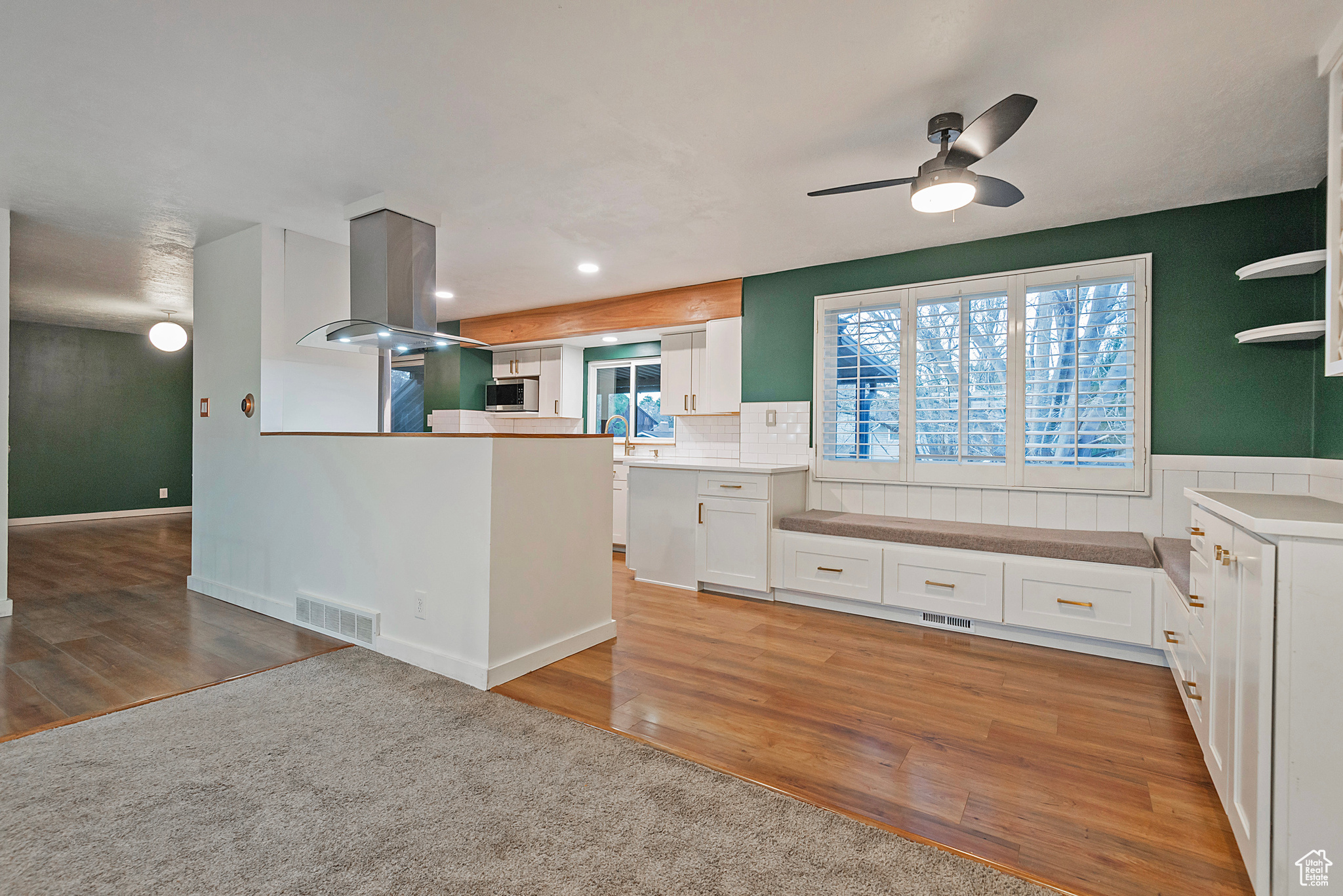 791 E PONTIAC DR