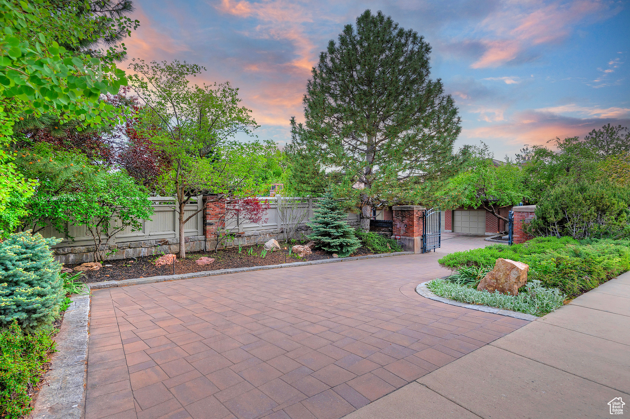 1358 E TOMAHAWK DR