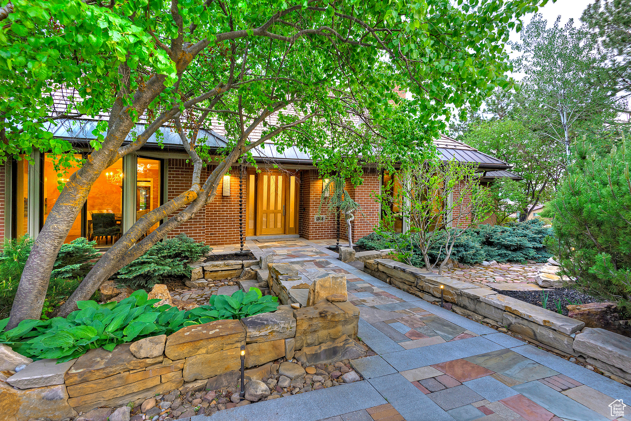 1358 E TOMAHAWK DR