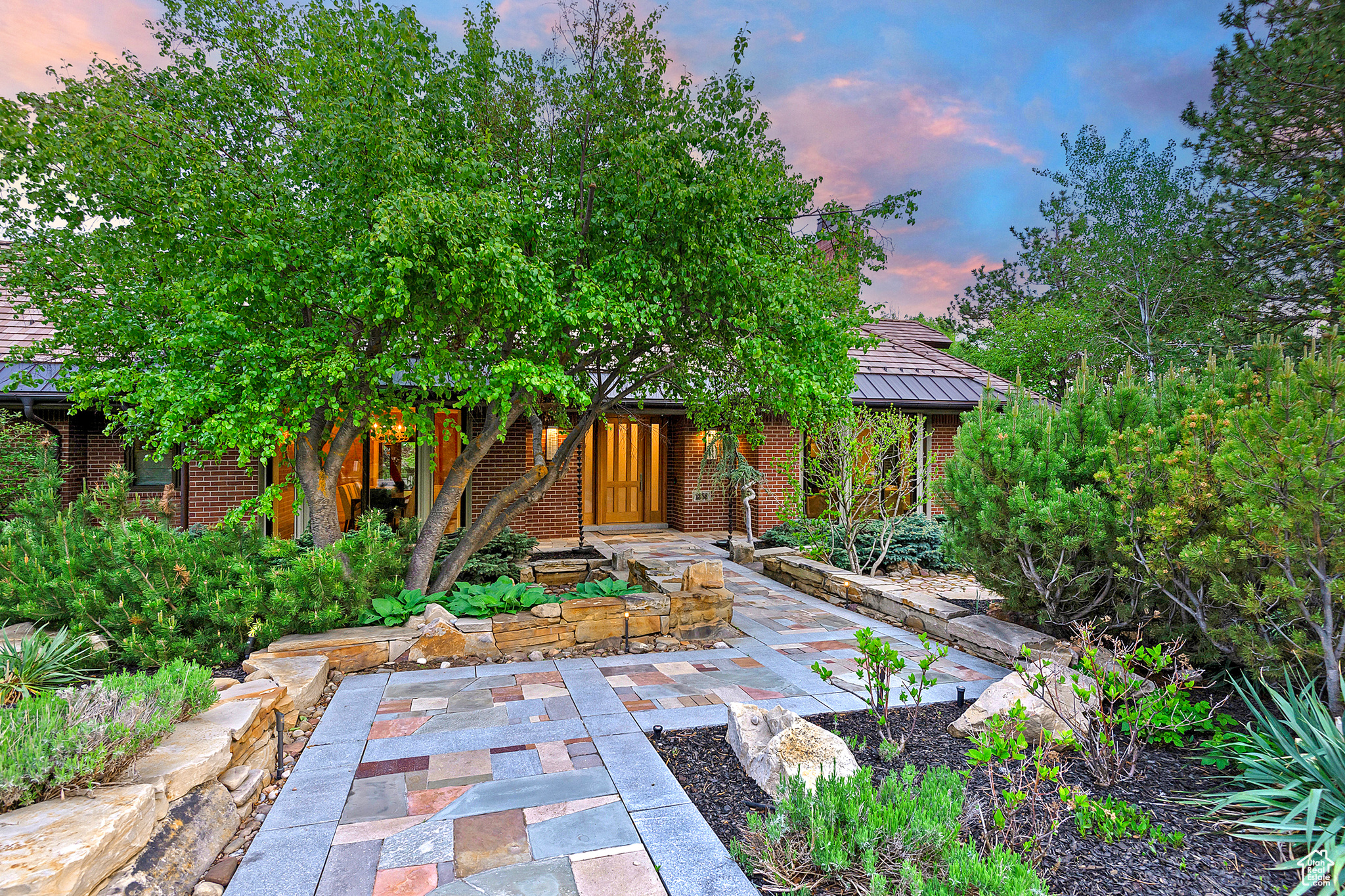 1358 E TOMAHAWK DR