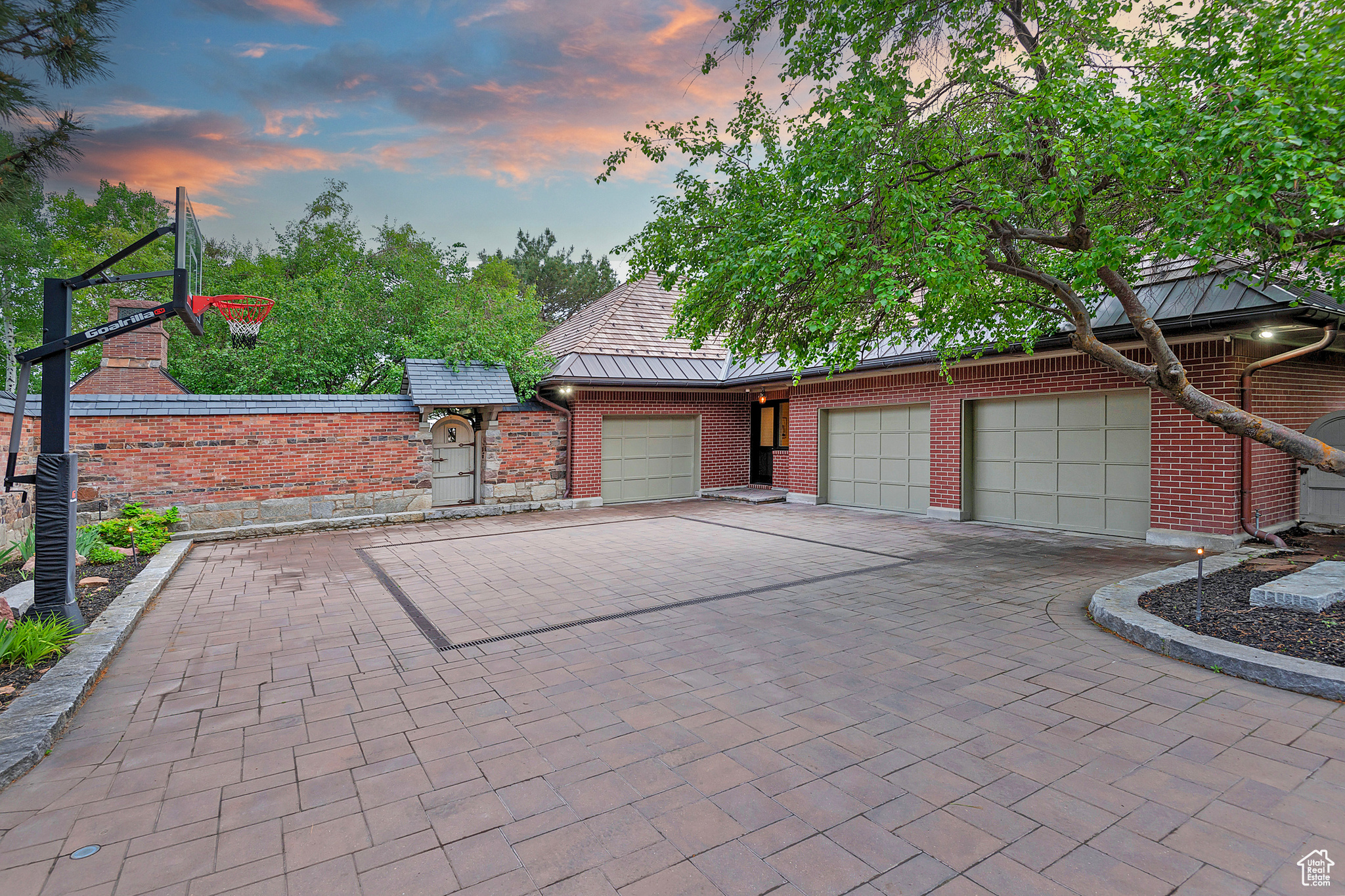 1358 E TOMAHAWK DR