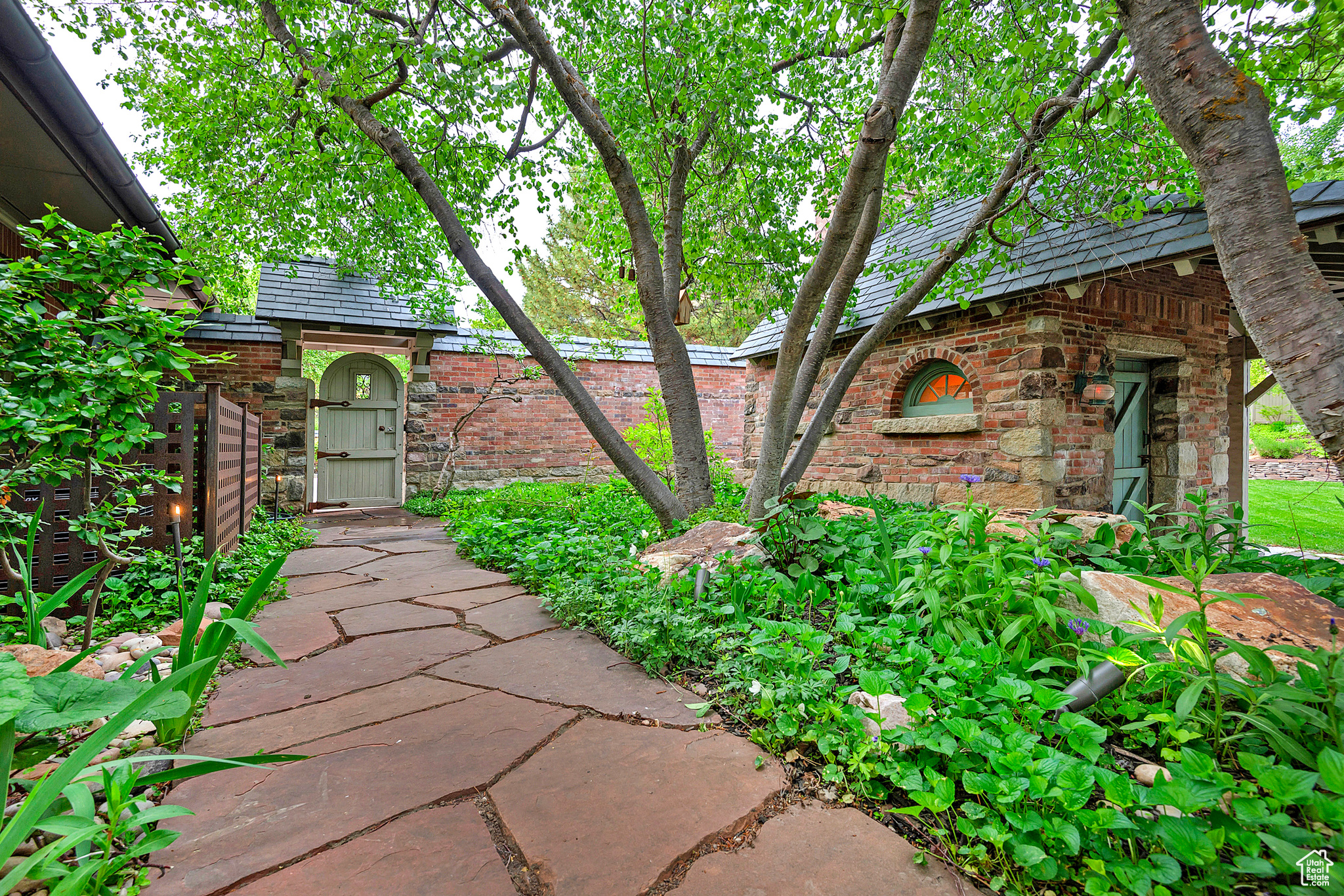 1358 E TOMAHAWK DR