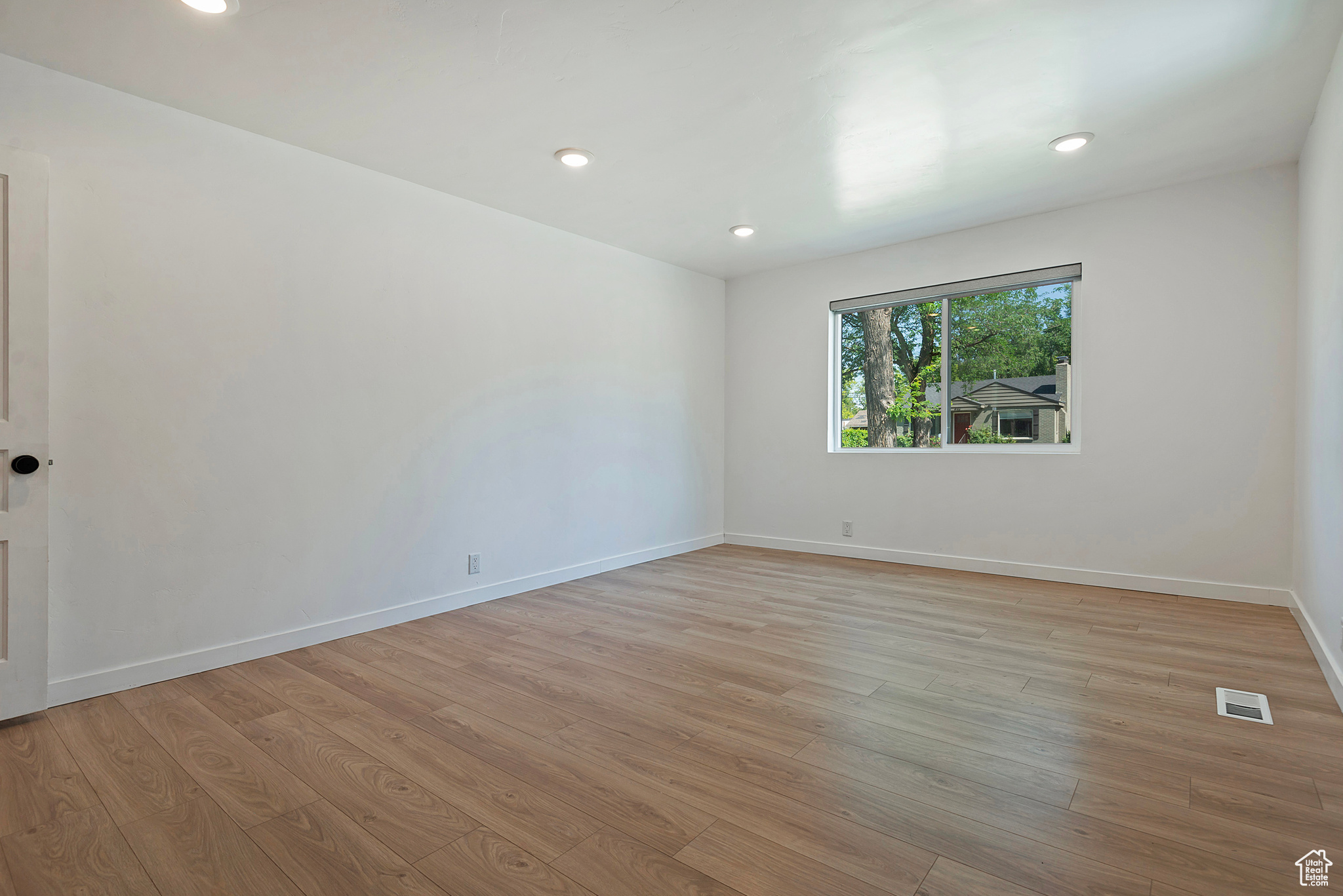 943 W SIGNORA DR
