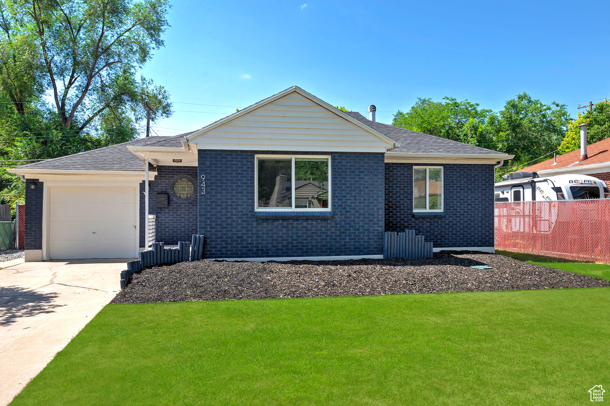 943 W SIGNORA DR