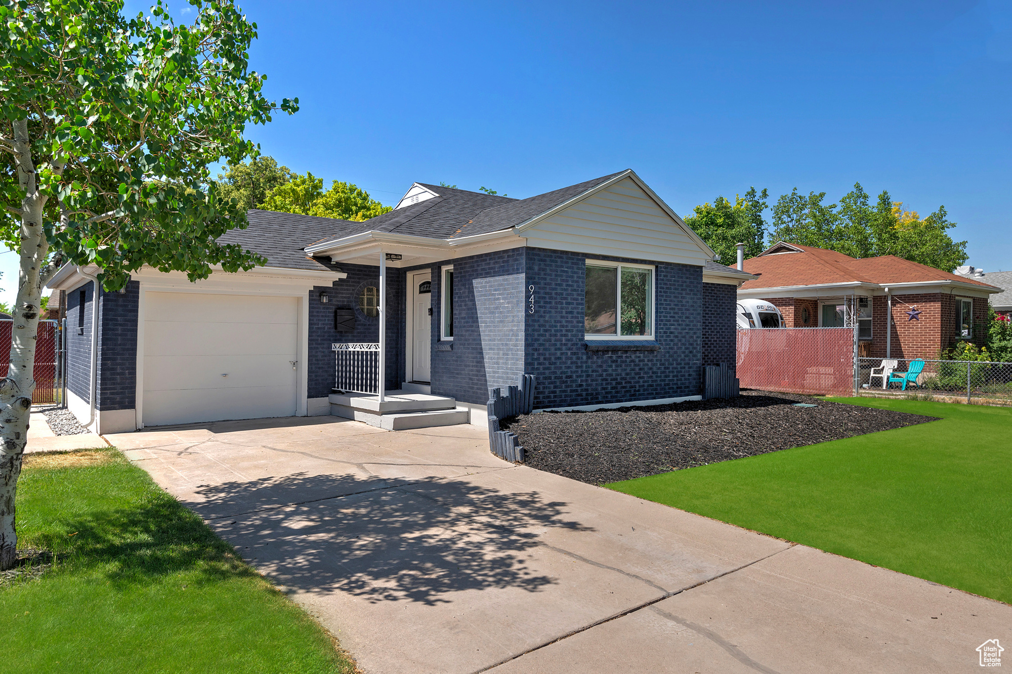 943 W SIGNORA DR