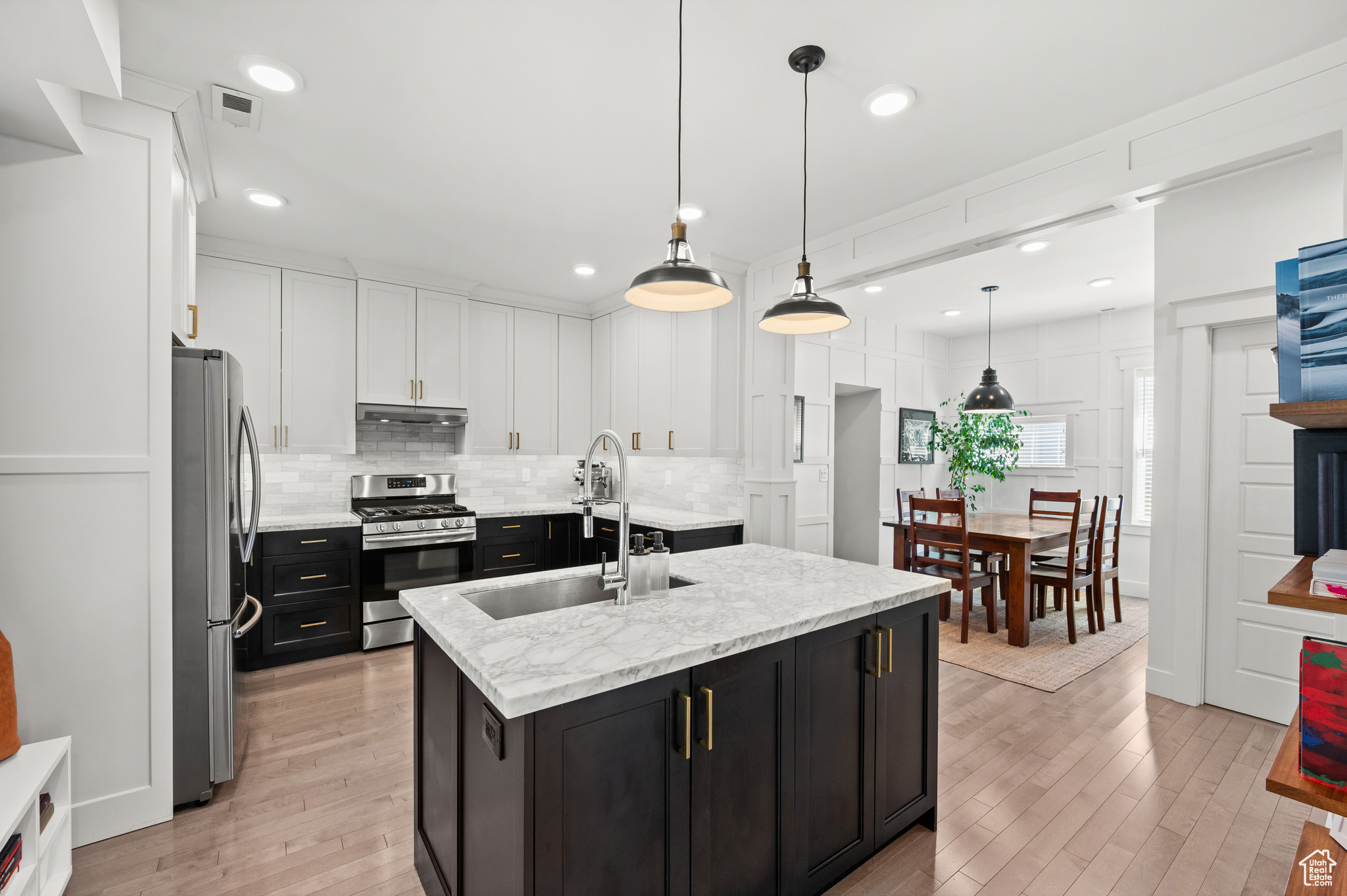 1123 E ROOSEVELT AVE
