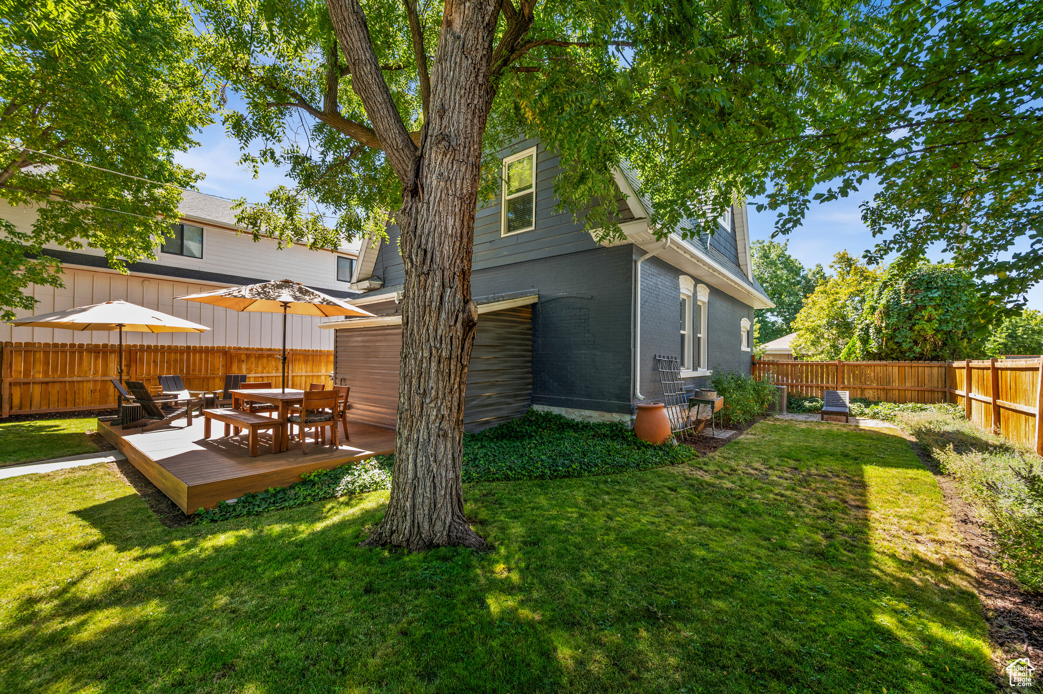 1123 E ROOSEVELT AVE