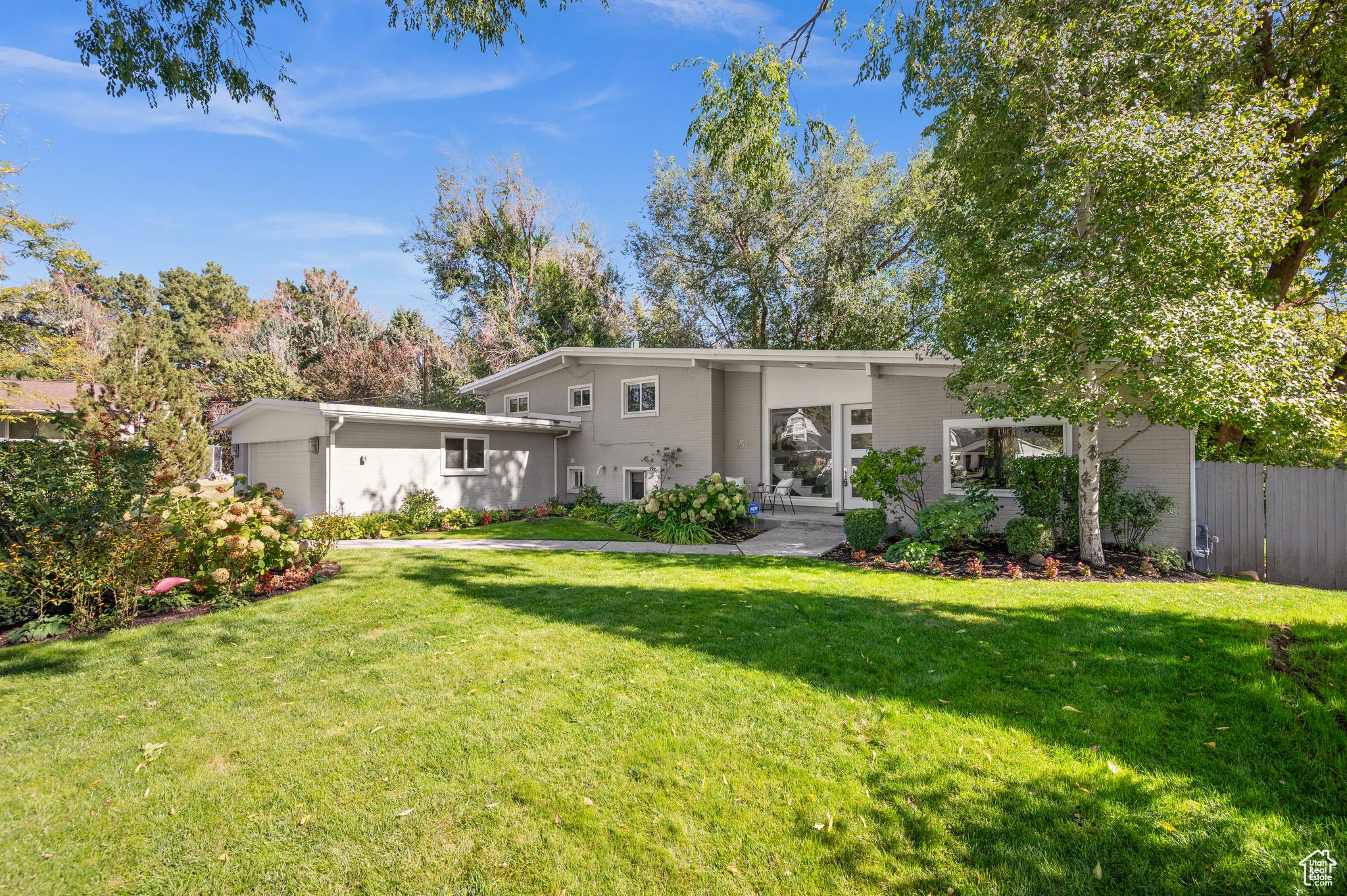 1752 E MILLCREEK CIR