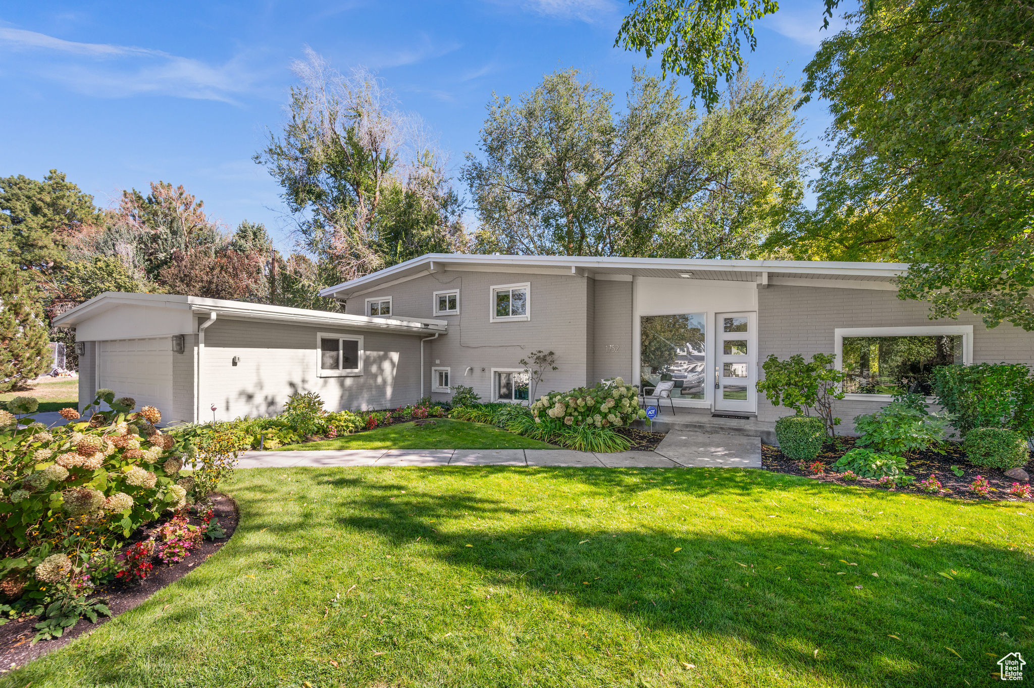1752 E MILLCREEK CIR