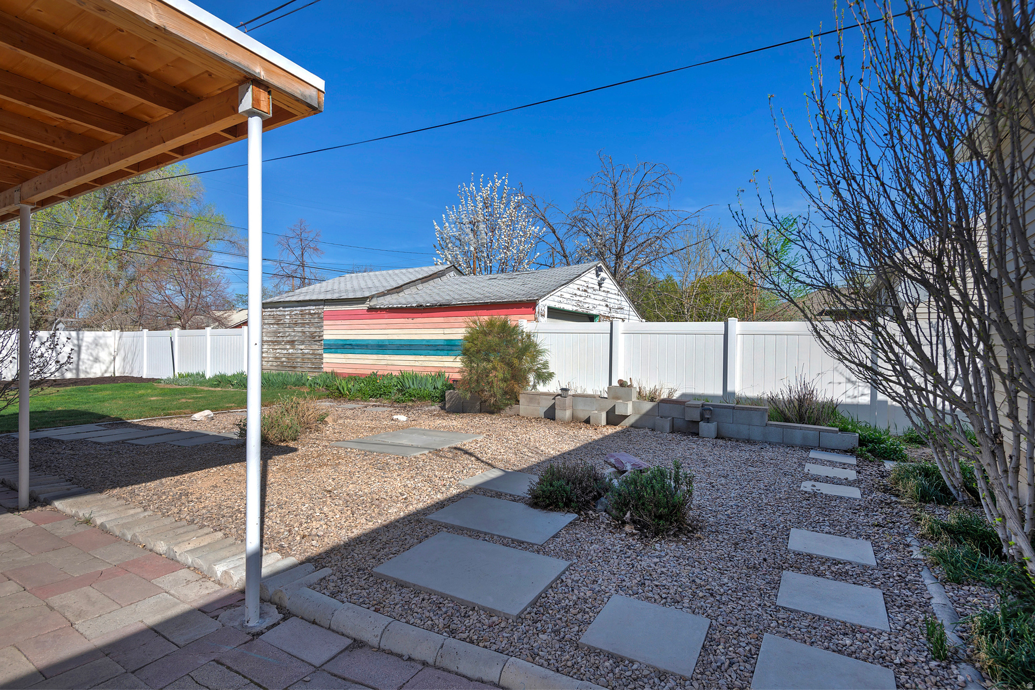 565 N DEXTER ST
