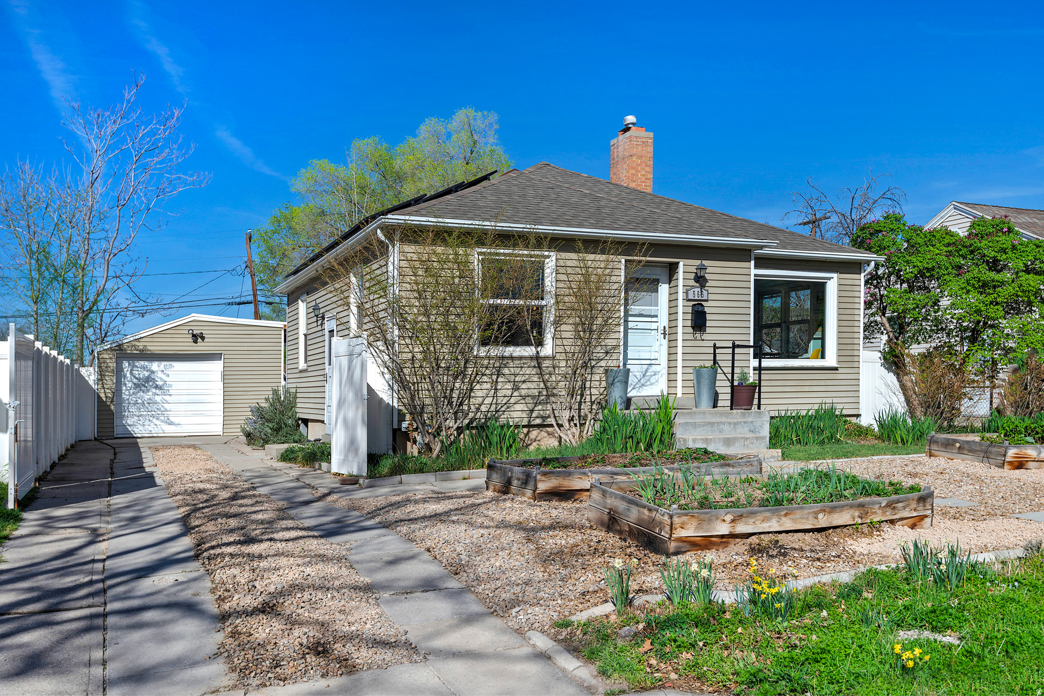 565 N DEXTER ST