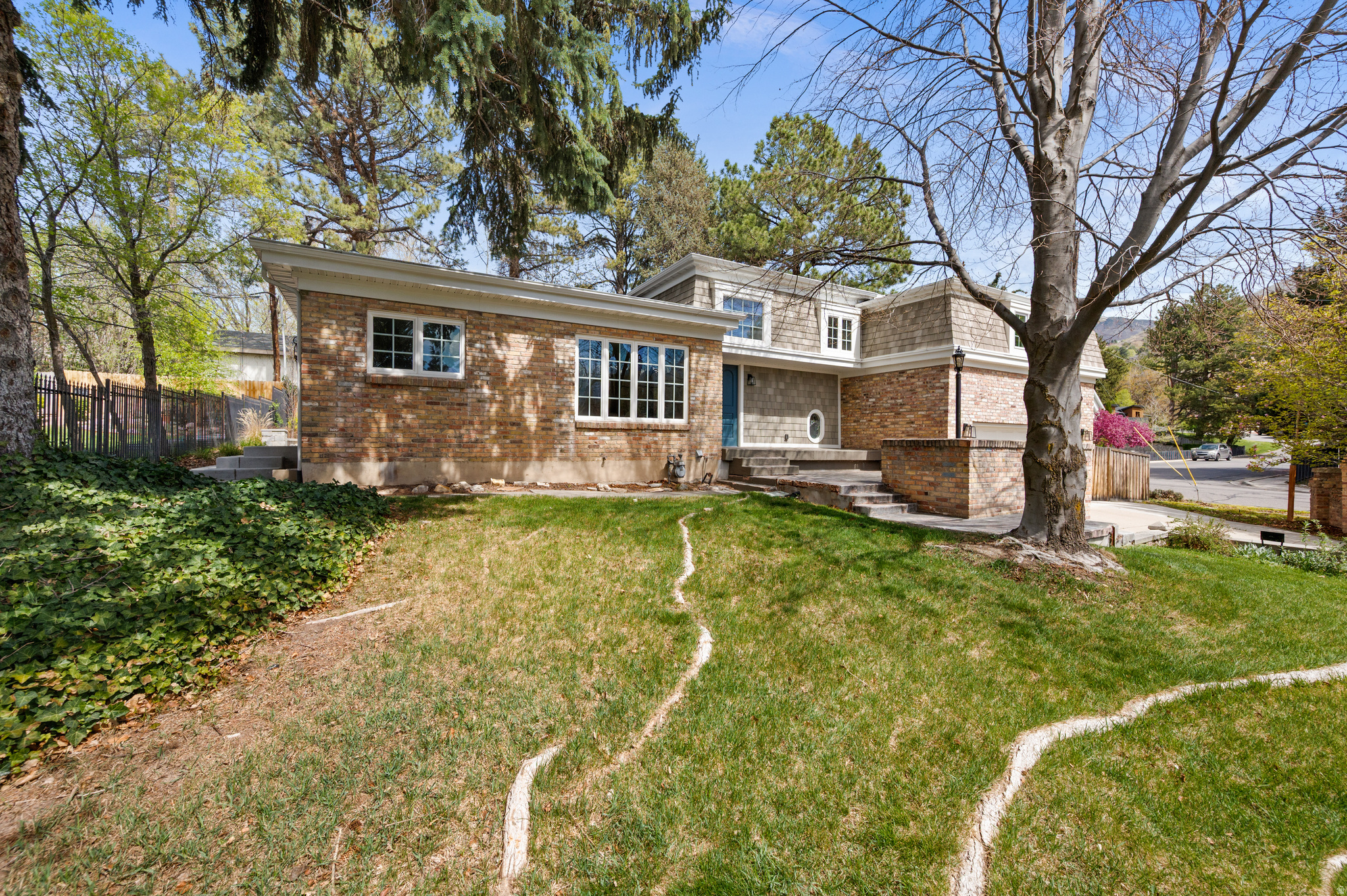 2797 E SOMMET DR