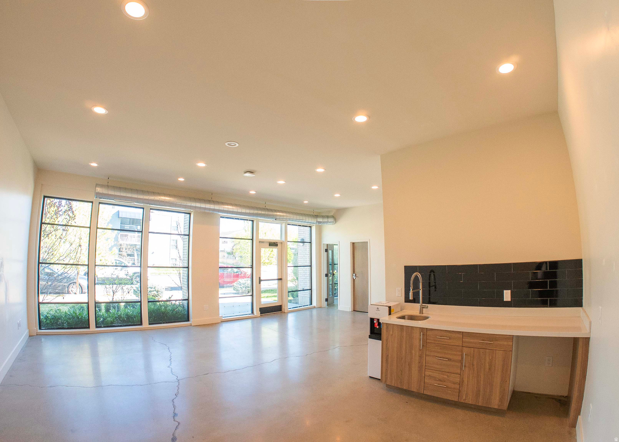 1586 E STRATFORD AVE AVE