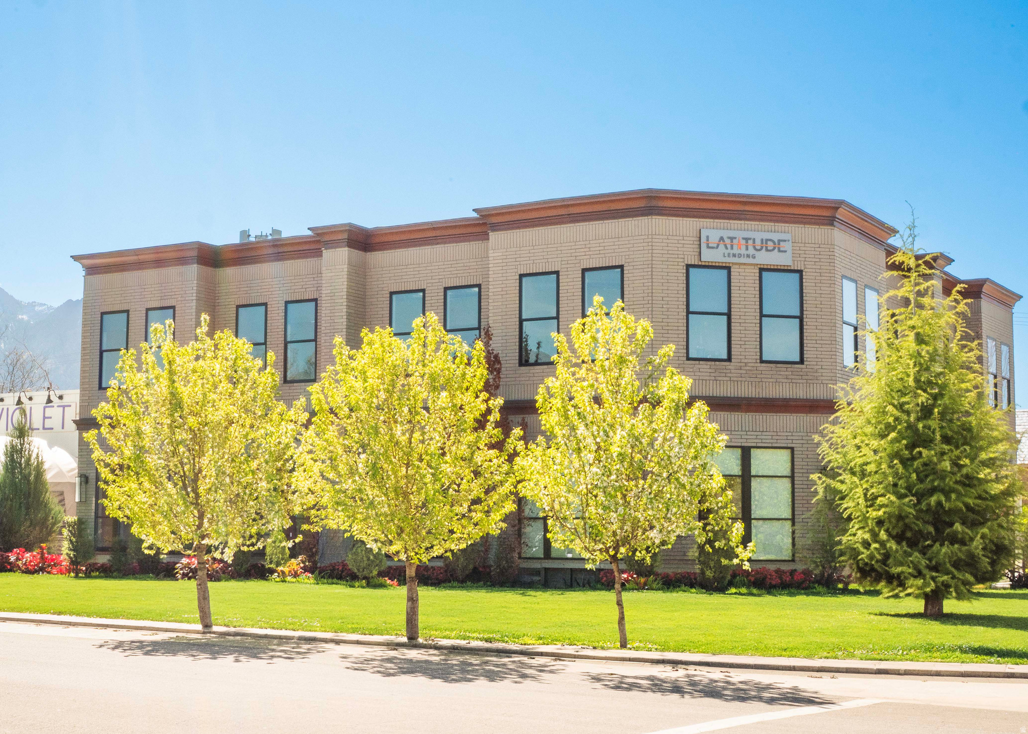 1586 E STRATFORD AVE AVE