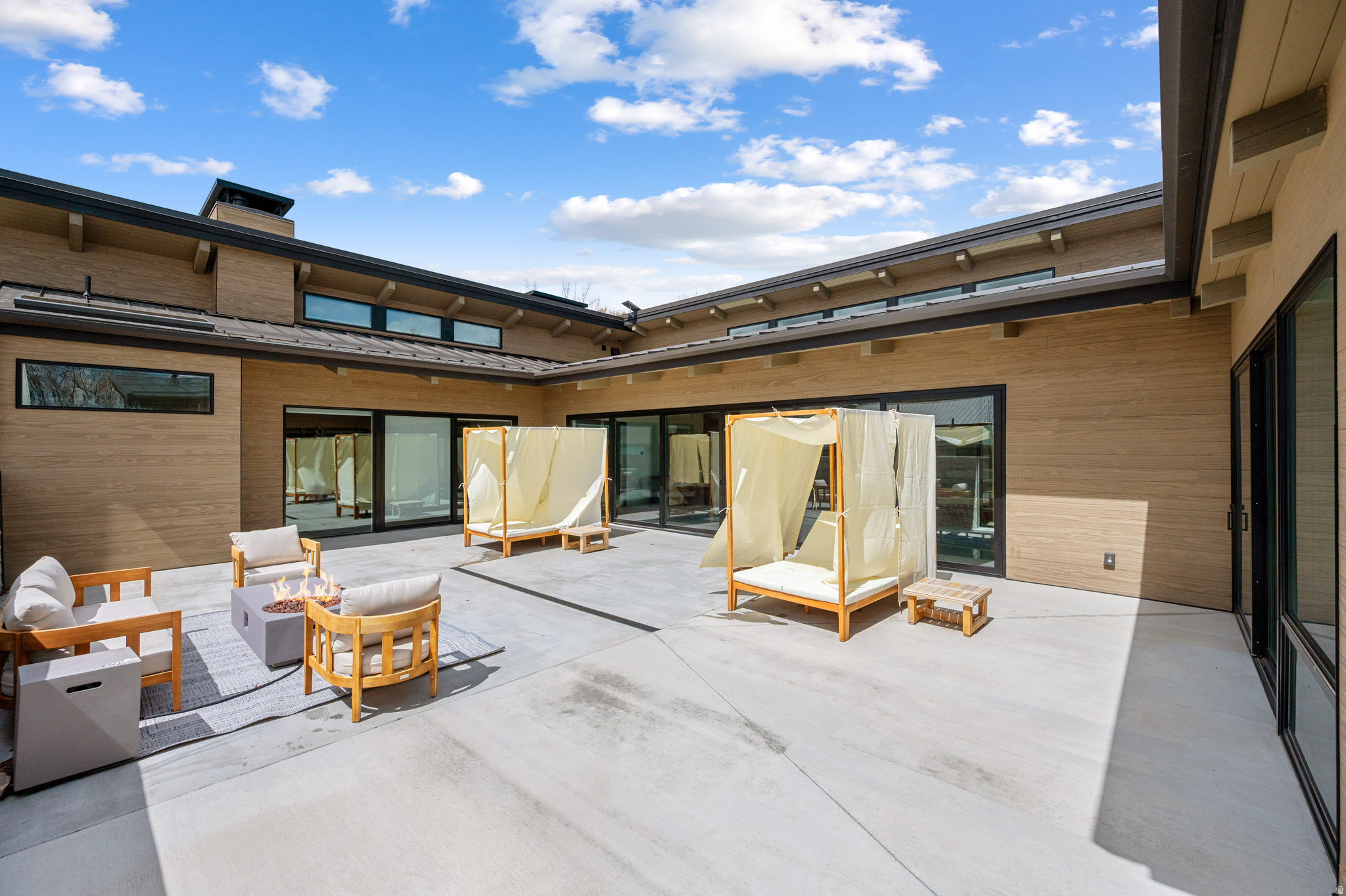 1056 S BEAR LAKE BLVD