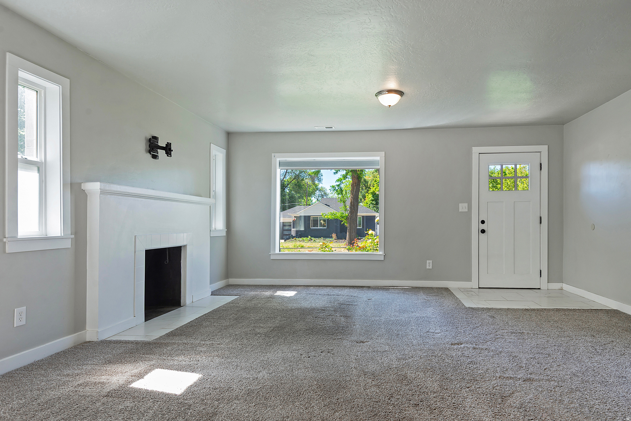946 W SIGNORA DR
