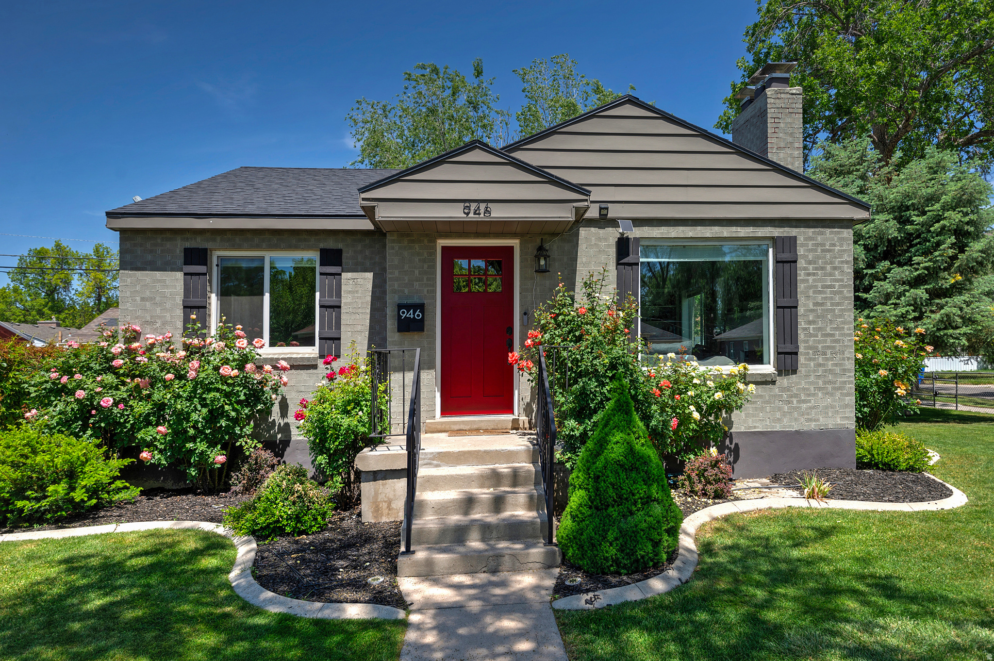 946 W SIGNORA DR