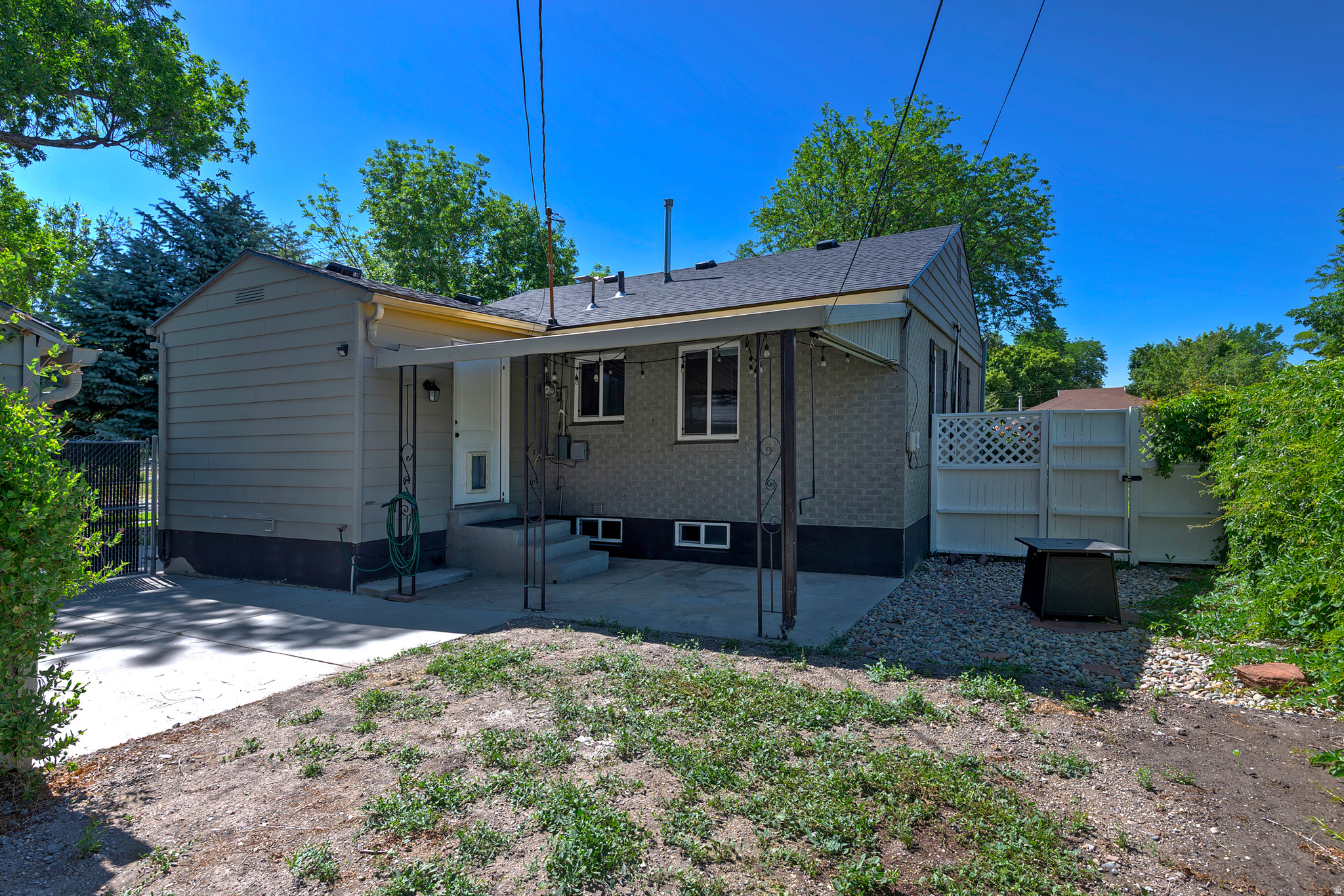 946 W SIGNORA DR