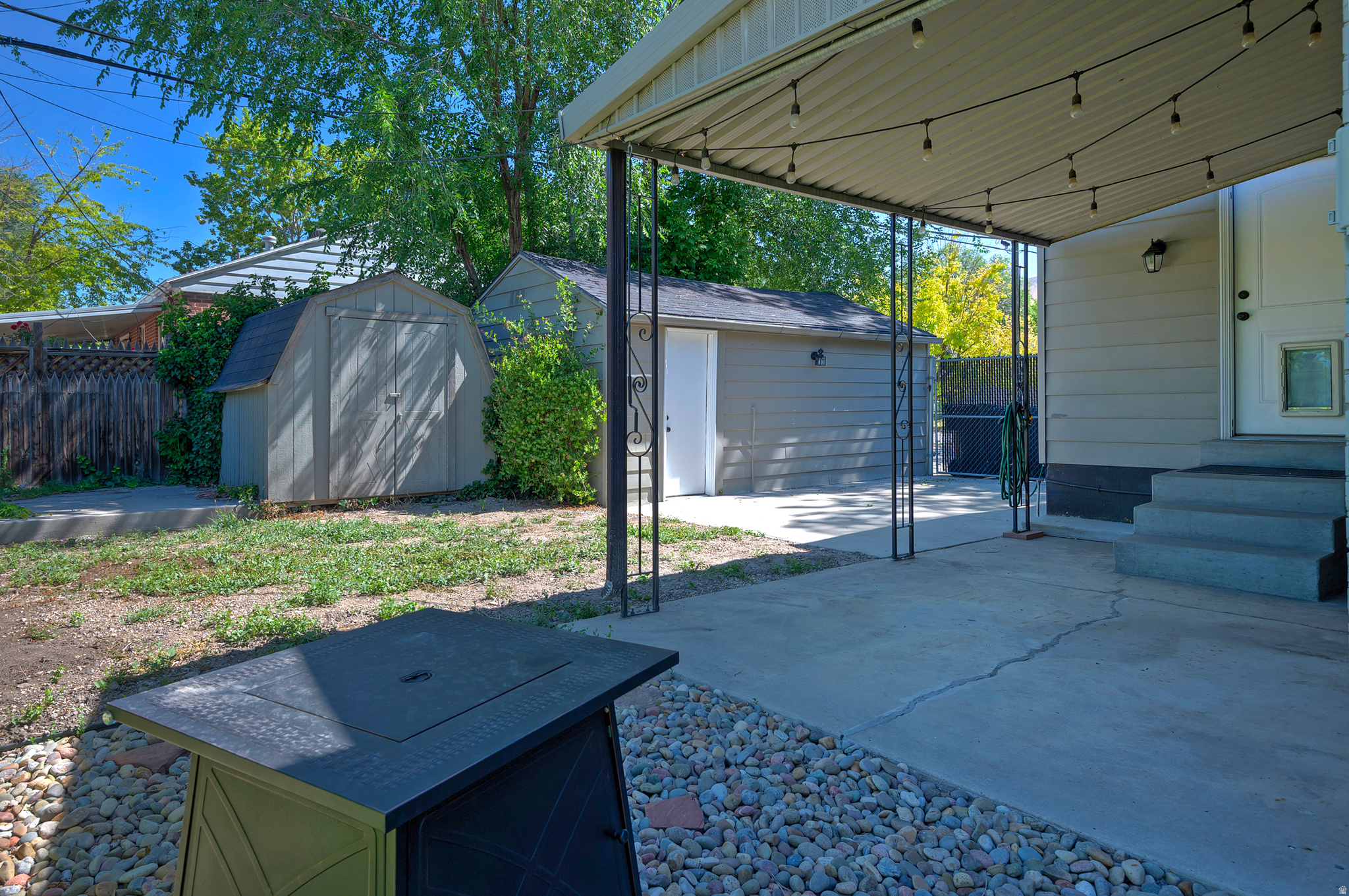 946 W SIGNORA DR