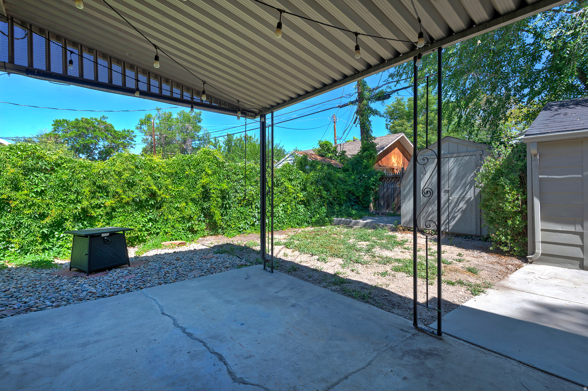 946 W SIGNORA DR