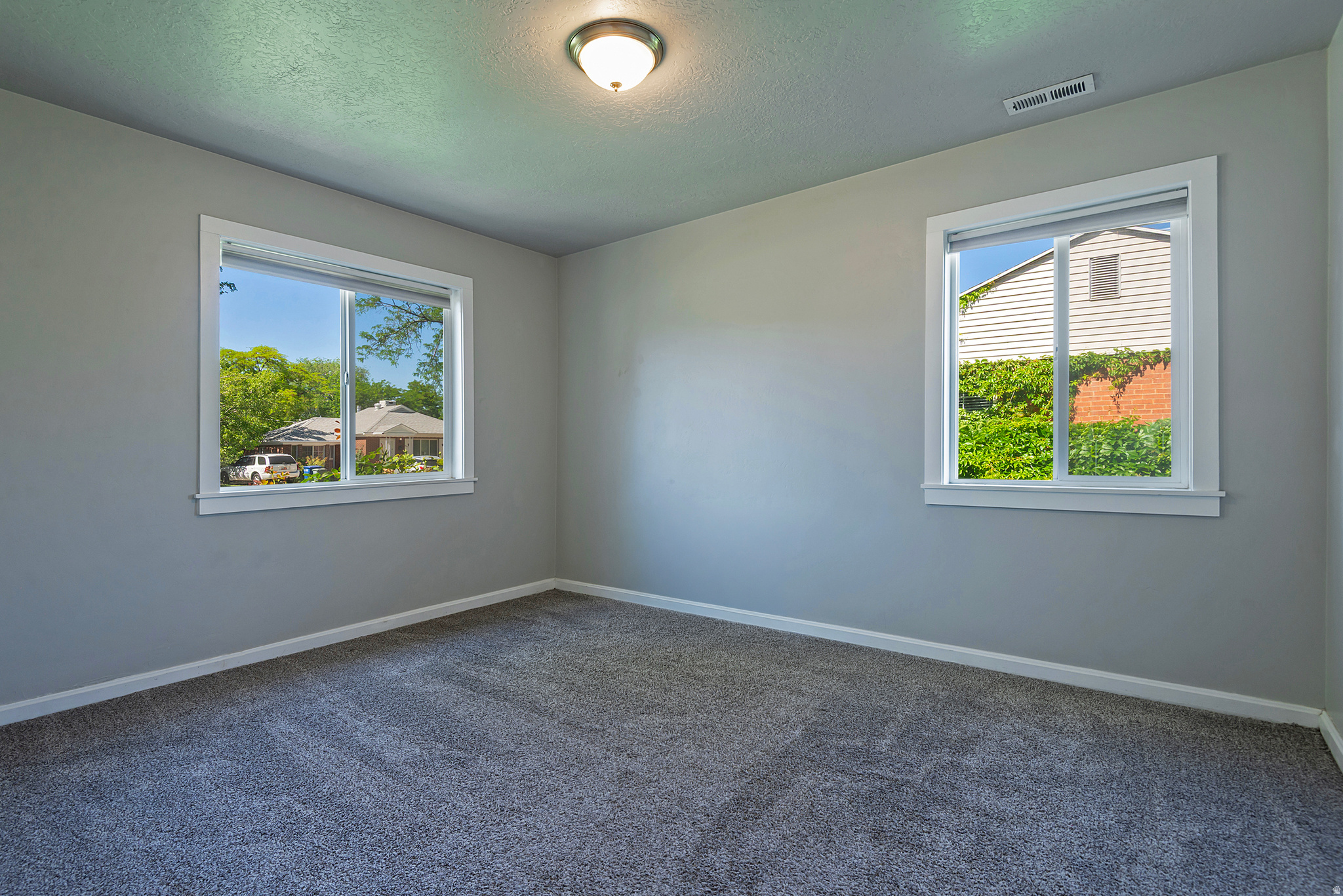 946 W SIGNORA DR