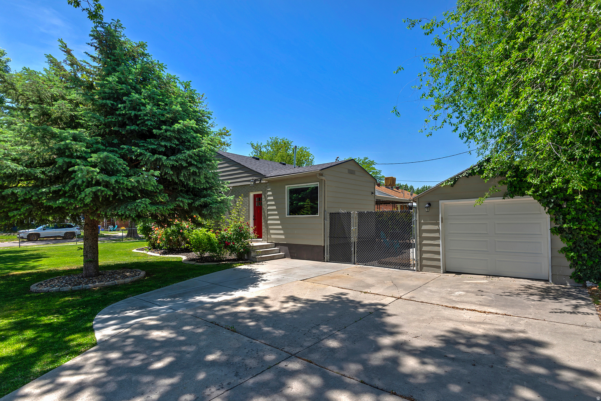 946 W SIGNORA DR