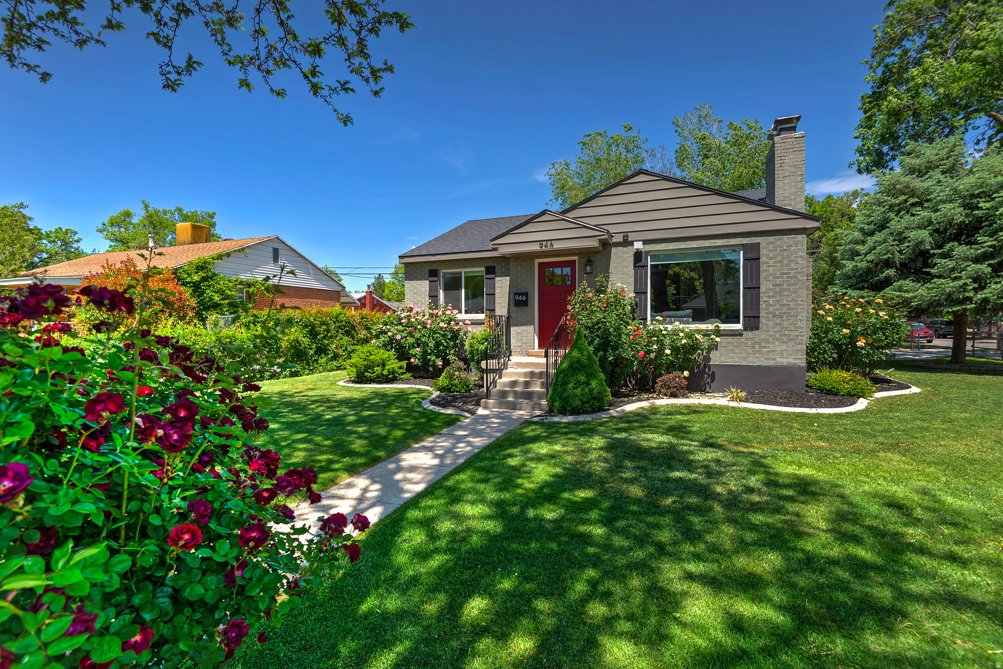 946 W SIGNORA DR
