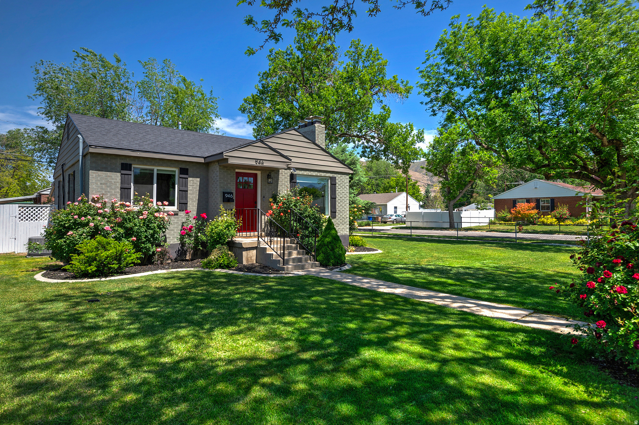 946 W SIGNORA DR