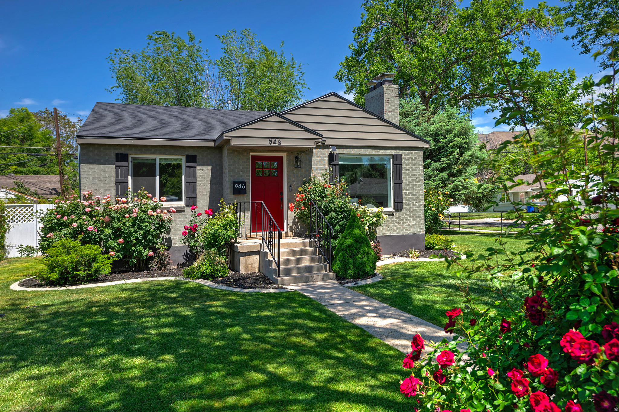946 W SIGNORA DR