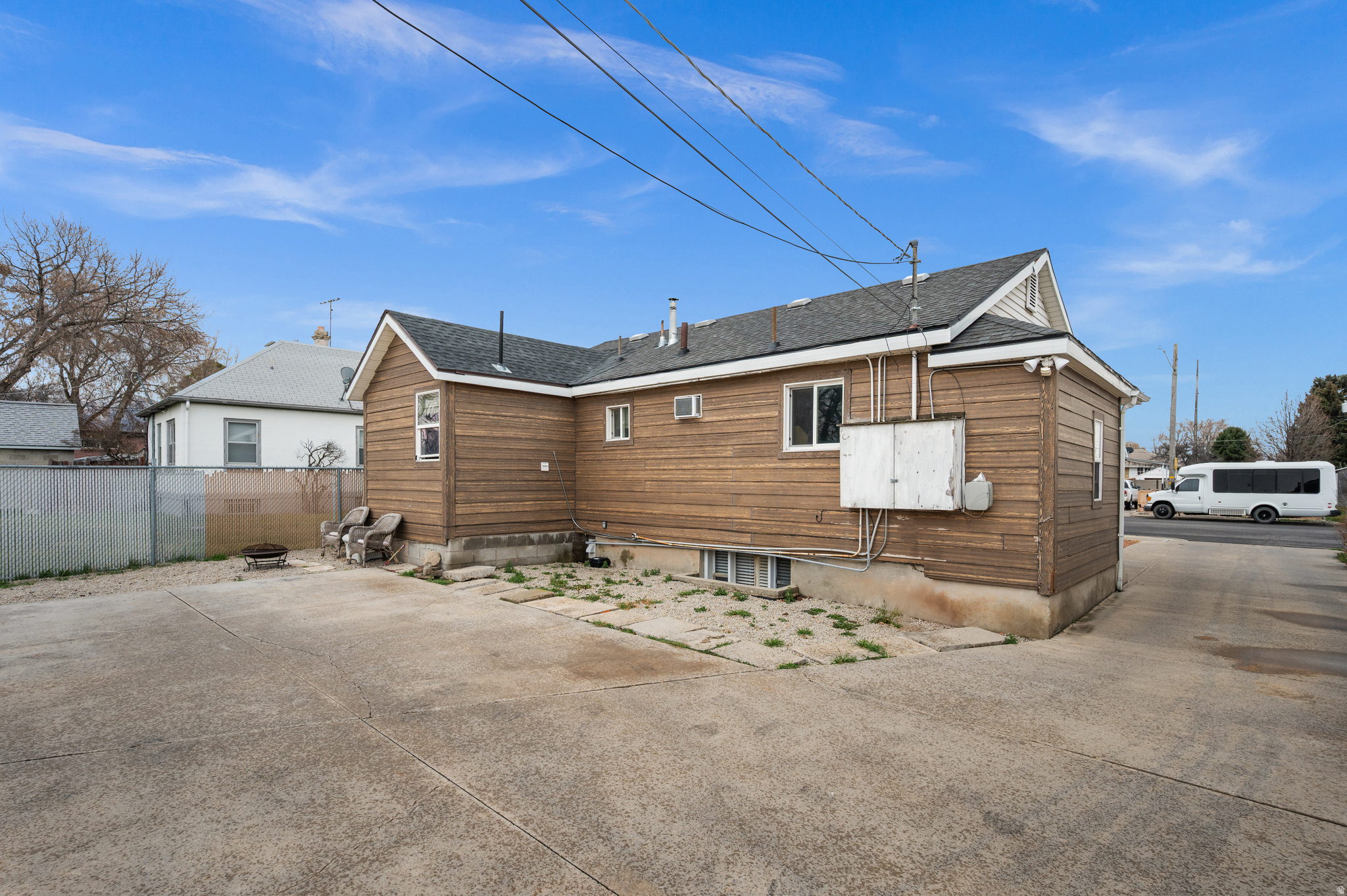119 E LESLIE AVE