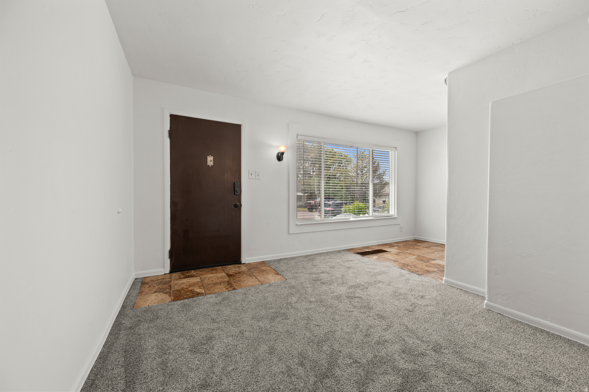 119 E LESLIE AVE