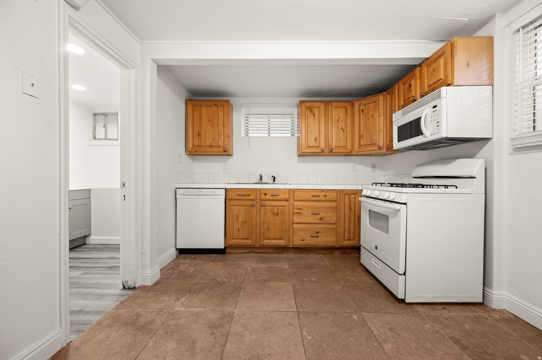 119 E LESLIE AVE