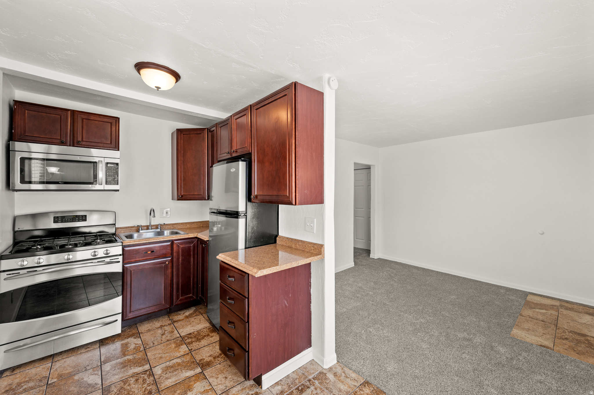 119 E LESLIE AVE