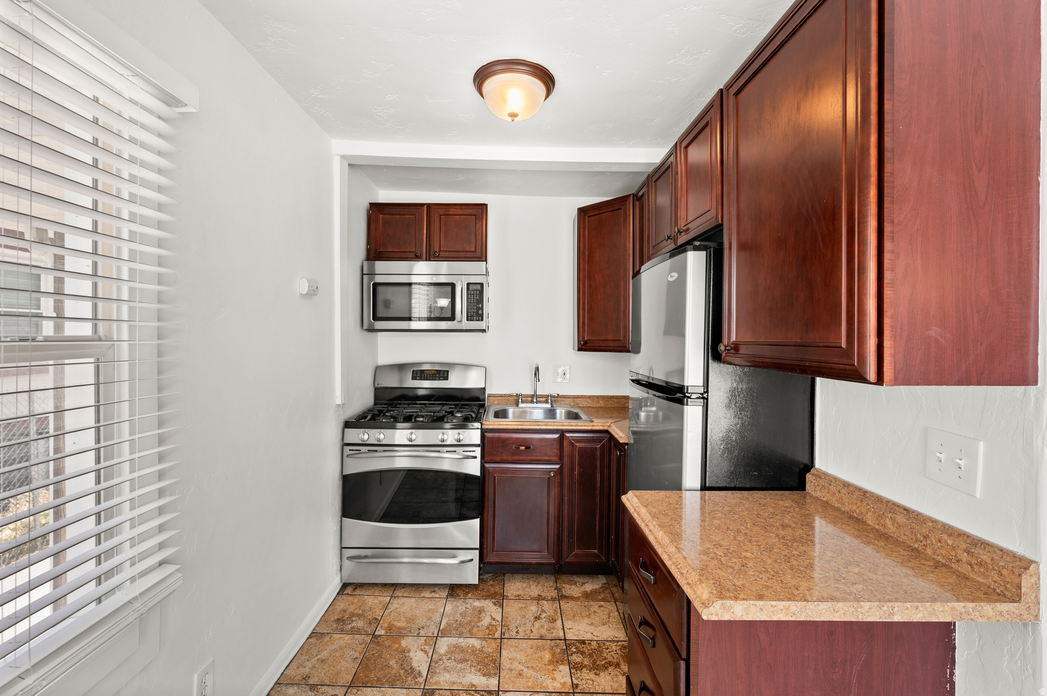 119 E LESLIE AVE