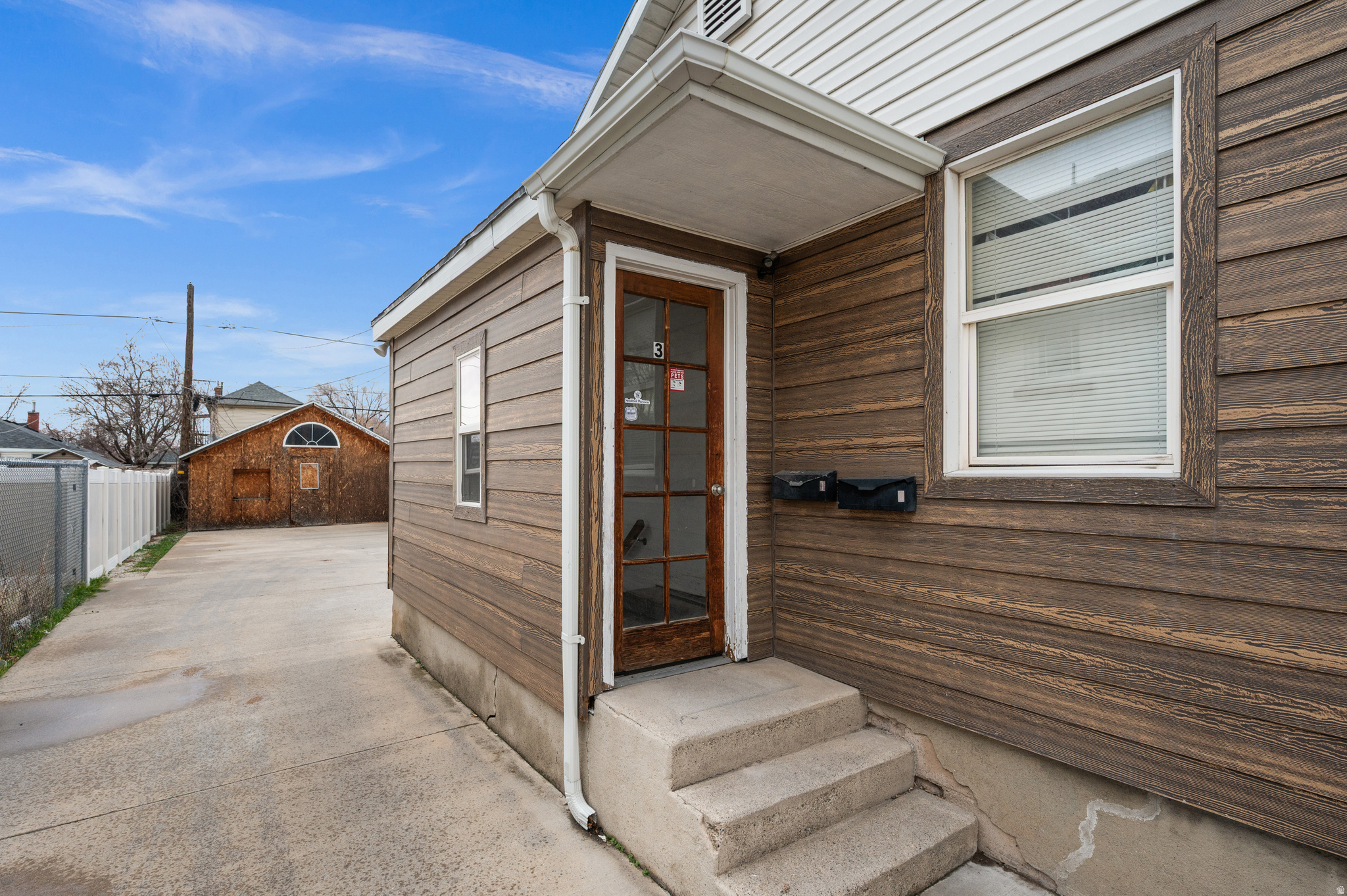 119 E LESLIE AVE