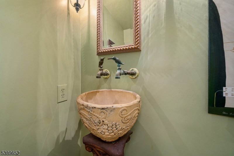 2 Waterford Ct
