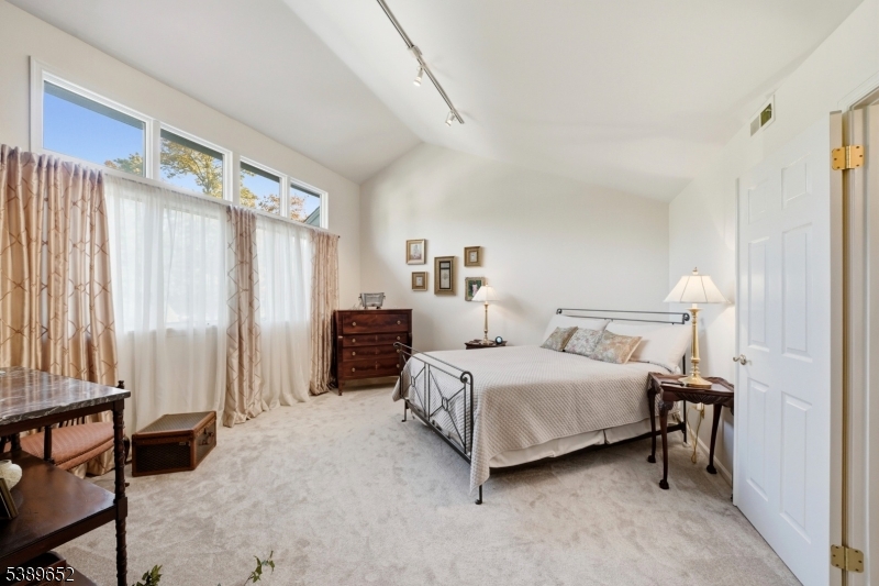 2 Waterford Ct