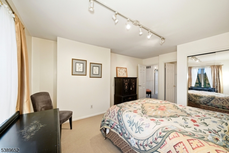 2 Waterford Ct