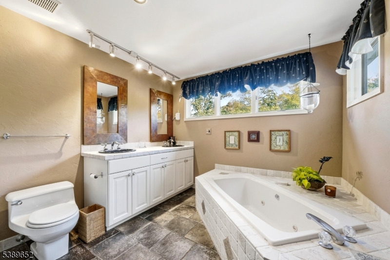 2 Waterford Ct