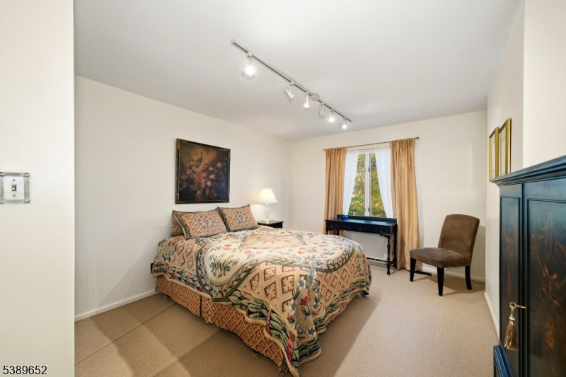2 Waterford Ct