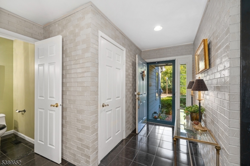 2 Waterford Ct